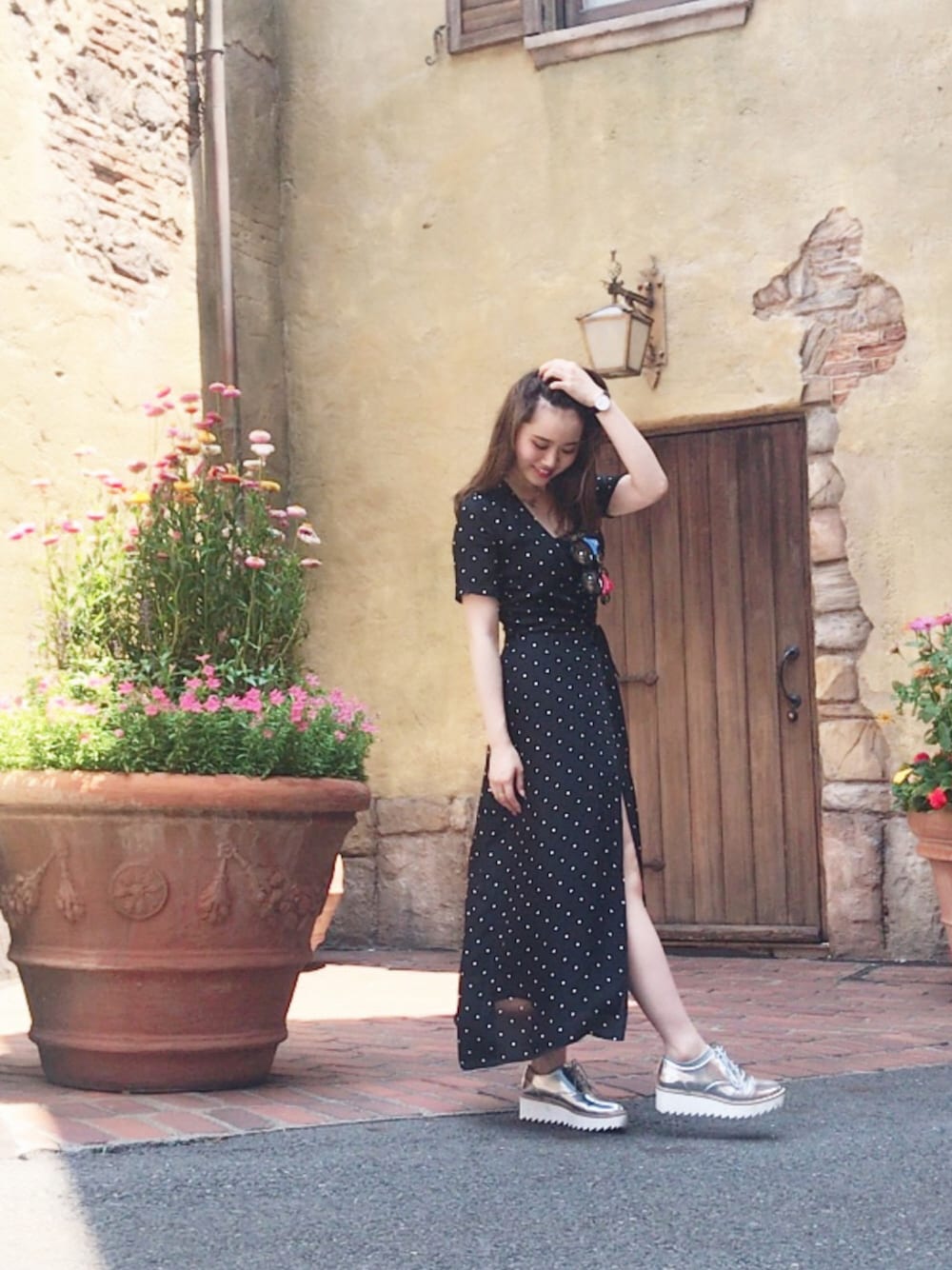 「オールインワン、ドット、ファッション、ootd、ロングワンピース、夏コーデ、マキシ丈ワンピース、カジュアルコーデ、ディズニーコーデ、シルバーシューズ」｜「Disneyのアイテム（サングラス、その他）」を使った、田村有沙さん（レディース・163cm）の夏コーディネートの1枚目の写真