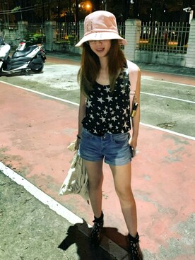 「無名攤販のアイテム（キャップ、ピンク系）」を使った、Evelyn Haung さん（レディース・157cm）の夏コーディネート