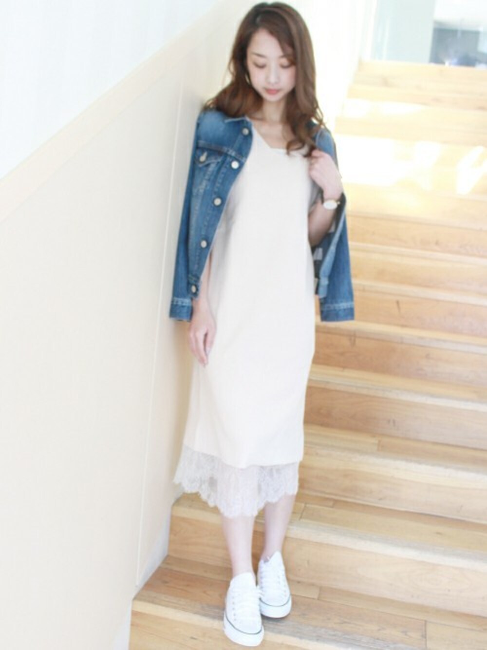 「スニーカー、デニム、コンバース、denim、ニットワンピース、大人カジュアル、Gジャン、LIMITLESS LUXURY、レースインナー、フェミニンカジュアル」｜「LIMITLESS LUXURYの《予約》インナーセットワンピース◆（ワンピース、ピンク系）」を使った、yumiさん（レディース・158cm）の春コーディネートの1枚目の写真