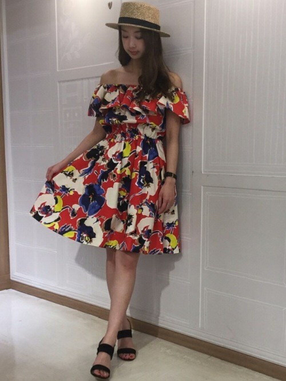 レッド系のワンピースを着用したレディースの春コーディネートの1枚目の写真