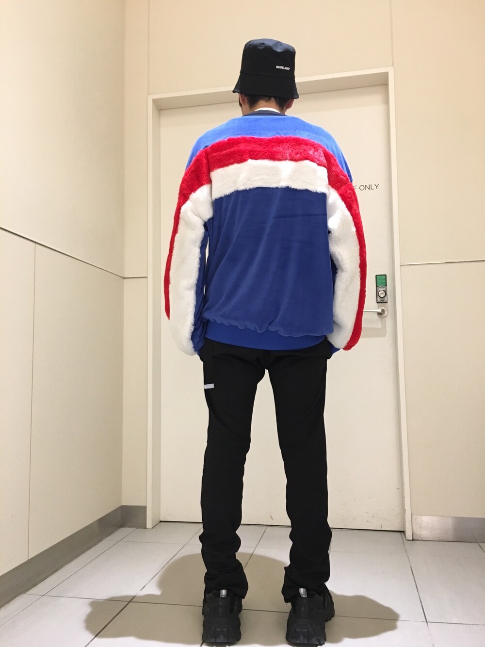 「LHP、Danke schon、L.H.P、WHITELAND BLACKBURN、whiteland」｜「DANKE SCHONのDankeSchon/ダンケシェーン/ベロアファーラインクルーネック(スウェットシャツ)（Tシャツ/カットソー、ブルー系）」を使った、KAWAKITA SHOICHIさん（メンズ・175cm）の秋コーディネートの1枚目の写真