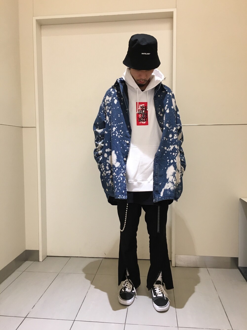 「LHP、L.H.P、WHITELAND BLACKBURN、black eye patch、whiteland」｜「BlackEyePatchのアイテム（パーカー、ホワイト系）」を使った、KAWAKITA SHOICHIさん（メンズ・175cm）の秋コーディネートの1枚目の写真