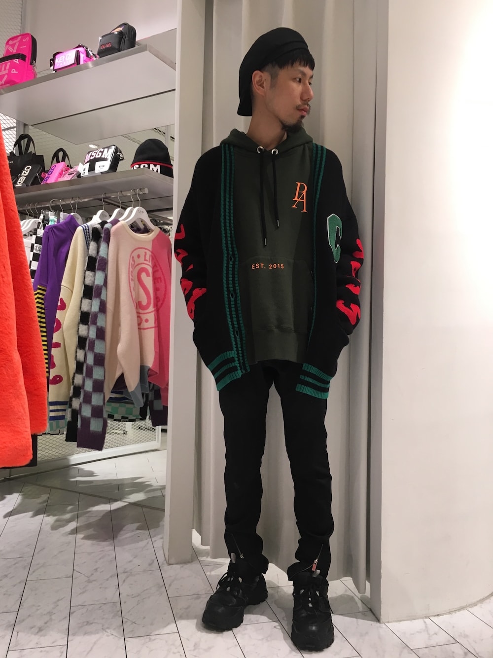 「LHP、L.H.P、chica」｜「ChicaのChica/チカ/ニットカーディガン（カーディガン/ボレロ、ブラック系）」を使った、KAWAKITA SHOICHIさん（メンズ・175cm）の秋コーディネートの1枚目の写真