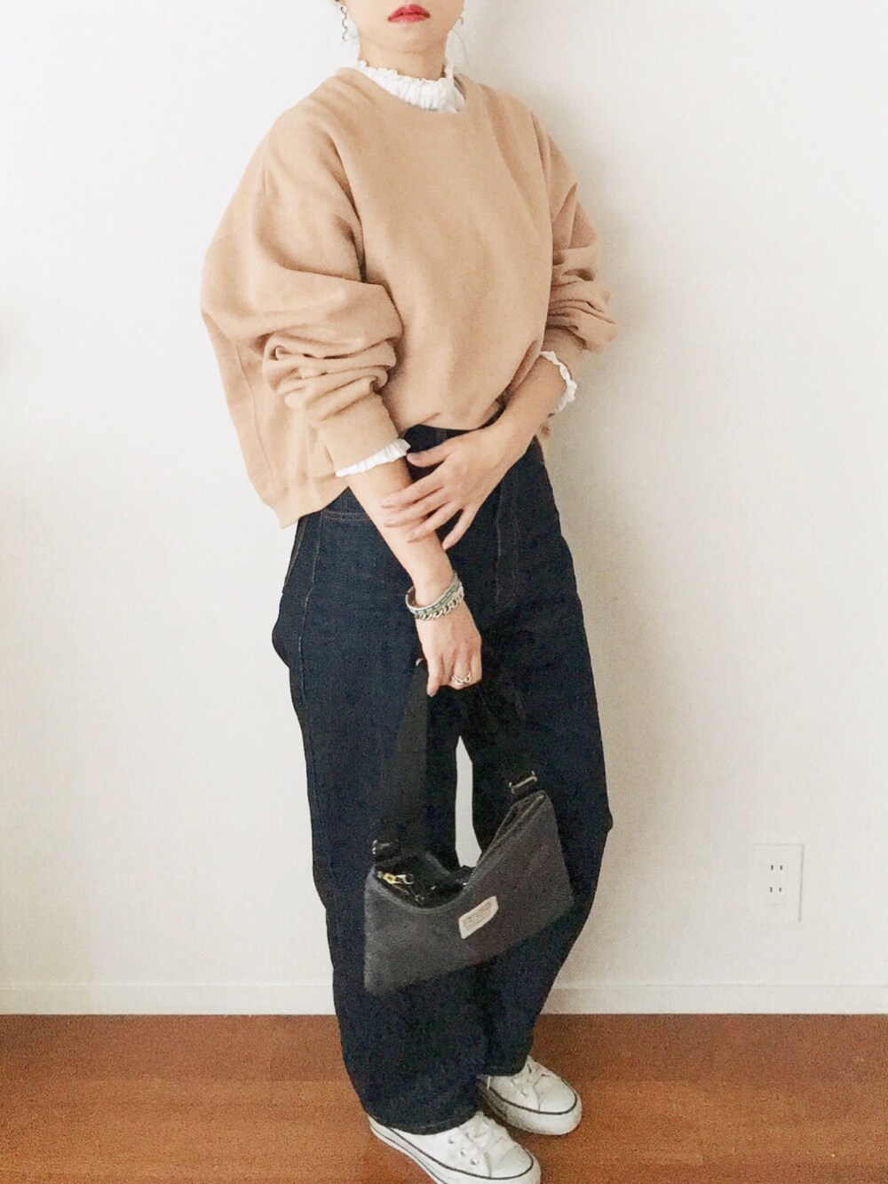 「大人カジュアル、レイヤードスタイル、サコッシュ、フリルネック、ボリューム袖、ワイドパンツ、アイラブメンズライク、白スニーカー、デニムワイドパンツ、コンバース」｜「FREAK'S STOREの▽【WEB限定】ビッグシルエット 12ozヘビーウェイトスウェット クルーネック（スウェット、ベージュ系）」を使った、uyuさん（レディース・161cm）の春コーディネートの1枚目の写真