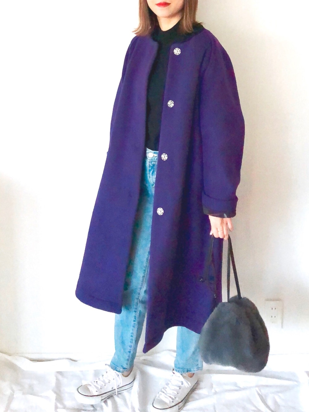 パープル系のその他アウター、ブラック系のニット/セーター、ブルー系のデニムパンツを着用したレディースの秋コーディネートの1枚目の写真