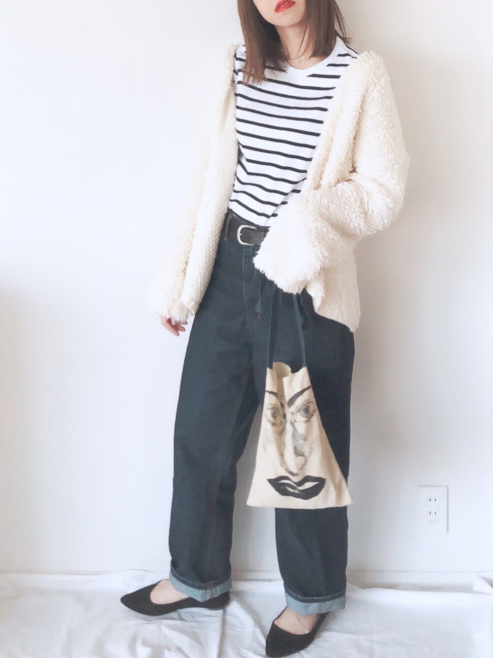 「春コーデ、ZOZO公認ユーザー、シンプル、デニム、ニットカーディガン、白、ボーダー、ボーダートップス、UNIQLO、ZOZO」｜「ZOZOの細ボーダー長袖Tシャツ（パターンオーダー）／ホワイト×ブラック[WOMEN]（Tシャツ/カットソー、ホワイト系）」を使った、uyuさん（レディース・161cm）の冬コーディネートの1枚目の写真
