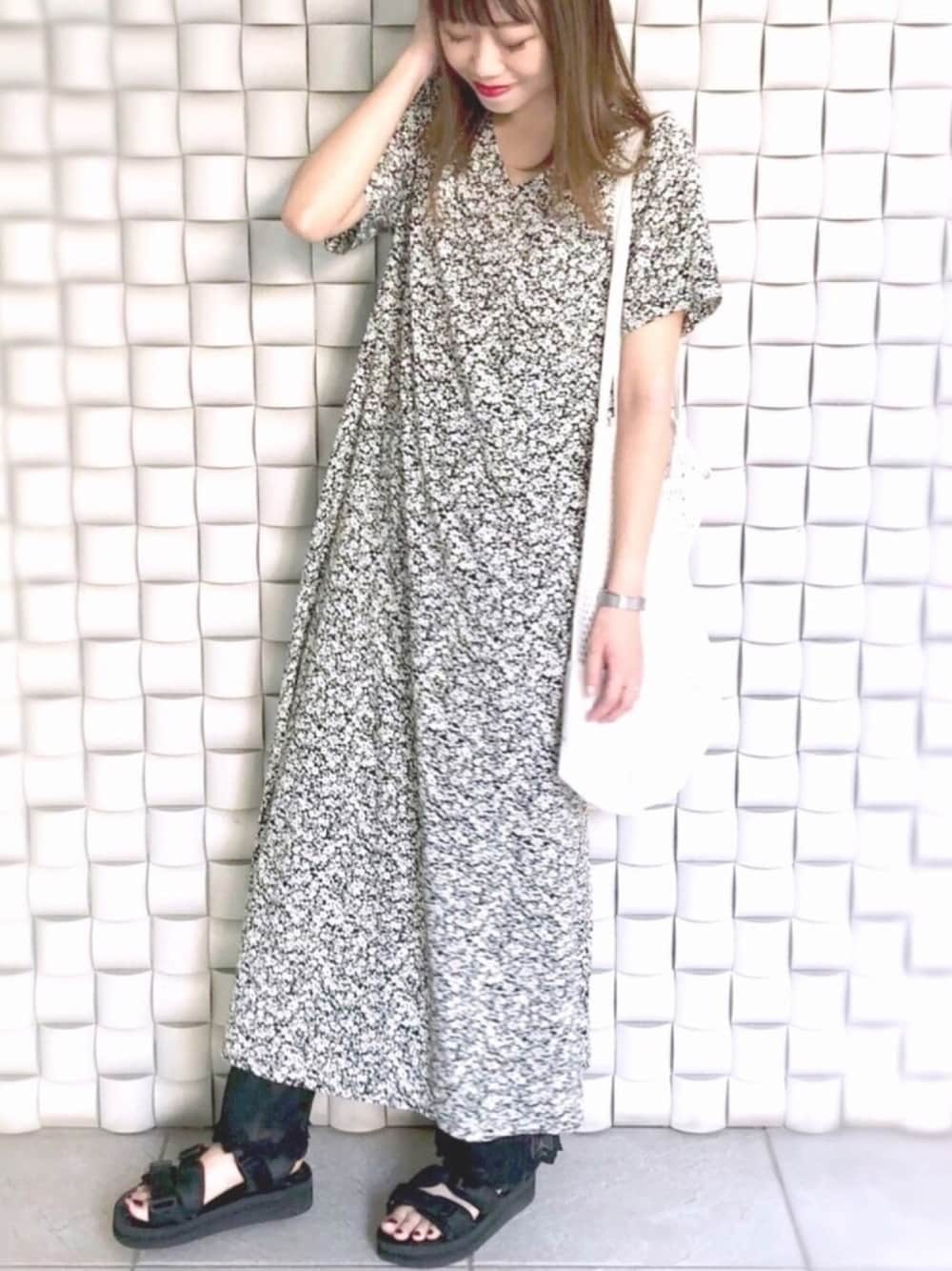 「花柄ワンピース、レイヤードスタイル、スポーツサンダル、厚底サンダル、恋ステwearコーデ、モノトーン、ワントーンコーデ、オールブラック、シンプル、ワンピース」｜「JOURNAL STANDARDのシックフラワープリントワンピース◆（ワンピース、ブラック系）」を使った、uyuさん（レディース・160cm）の夏コーディネートの1枚目の写真