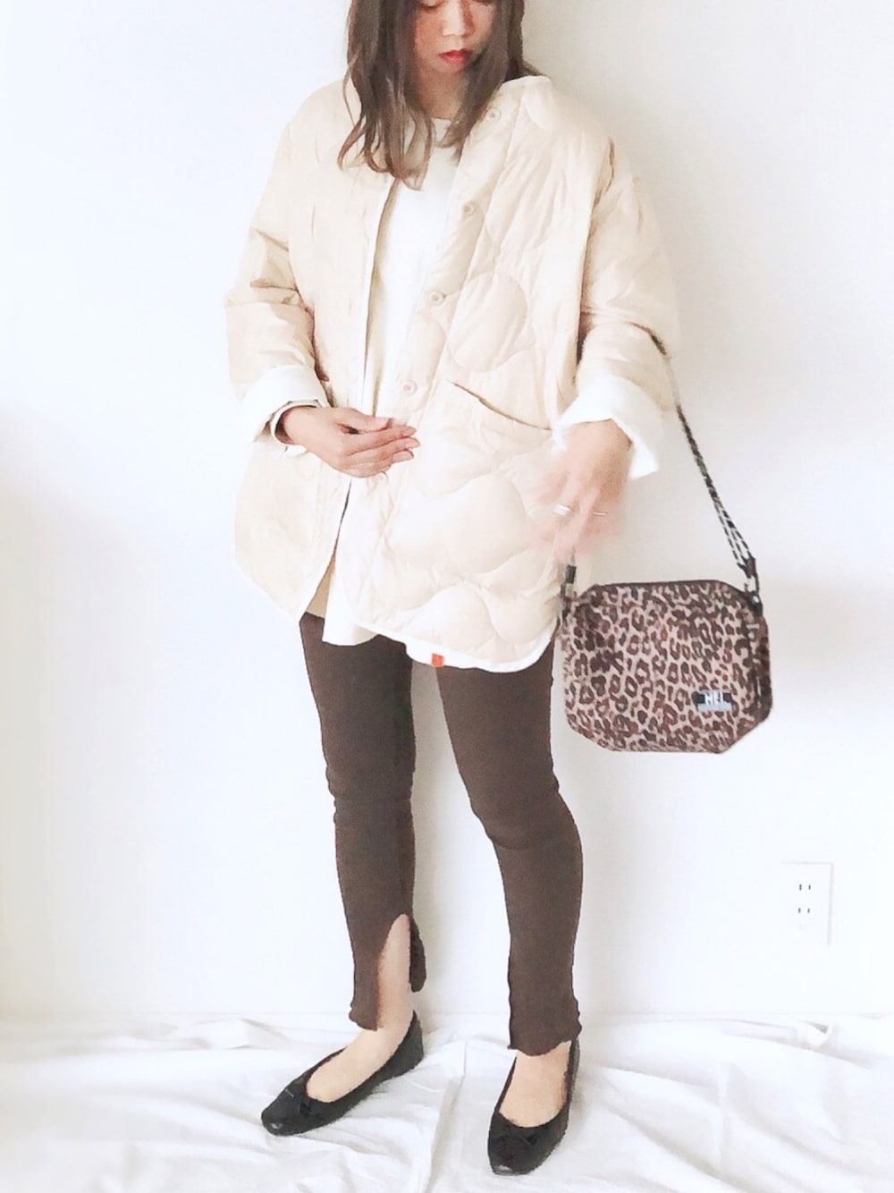 ベージュ系のTシャツ/カットソー、ベージュ系のミリタリージャケット、その他のショルダーバッグを着用したレディースの秋コーディネートの1枚目の写真