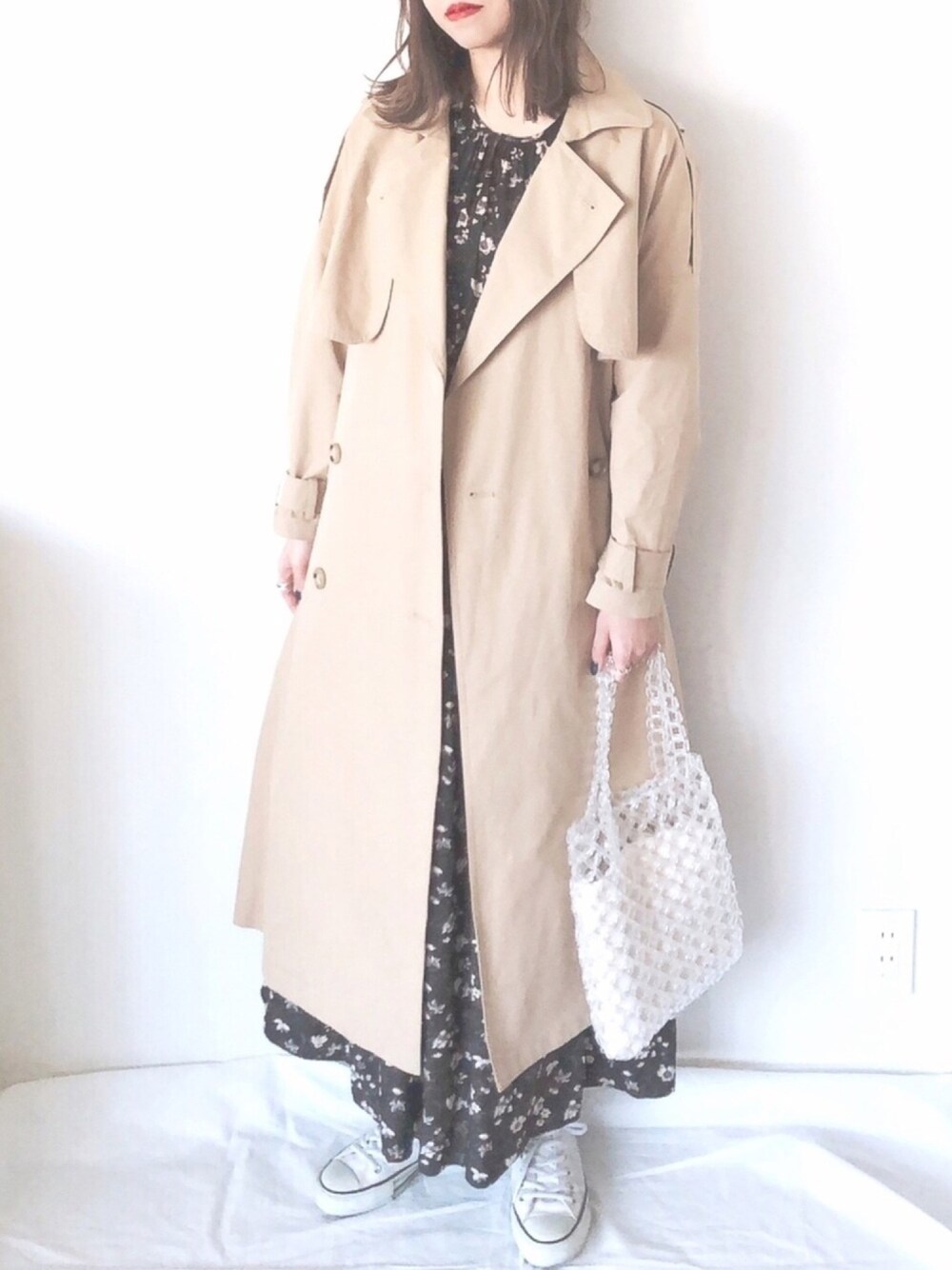 「平成最後のWEARISTAセンバツ、花柄ワンピース、ロングワンピース、春アウター、トレンチコート、ビーズバッグ、コンバース、ビッグシルエット、ゆるコーデ、デート」｜「plageの●《追加2》ヴィンテージデシンギャザーワンピース◆ （ワンピース、ブラック系）」を使った、uyuさん（レディース・161cm）の春コーディネートの1枚目の写真