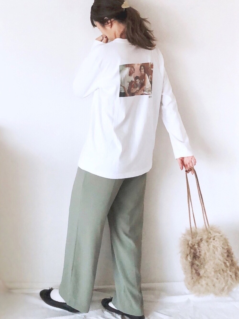 ホワイト系のTシャツ/カットソー、グリーン系のその他パンツ、ブラック系のバレエシューズを着用したレディースの冬コーディネートの1枚目の写真