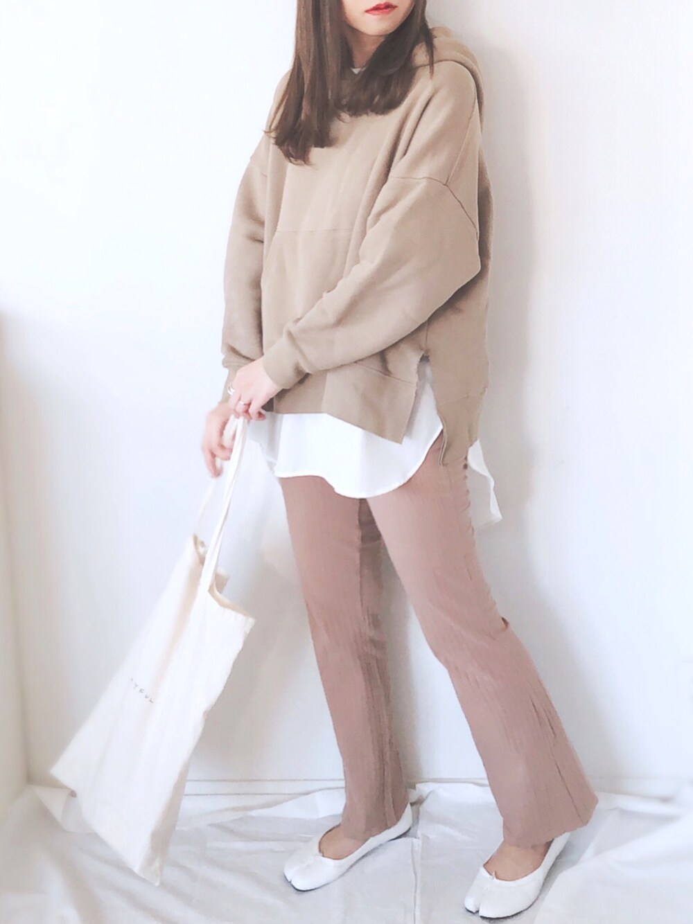 「おうちファッション、春コーデ、オーバーサイズ、ビッグシルエット、リブパンツ、ワントーンコーデ、パーカー、ゆるコーデ、休日スタイル、トートバッグ」｜「audrey and john wadの【Audrey and John Wad】バックボタンロングブラウス（シャツ/ブラウス、ホワイト系）」を使った、uyuさん（レディース・161cm）の春コーディネートの1枚目の写真