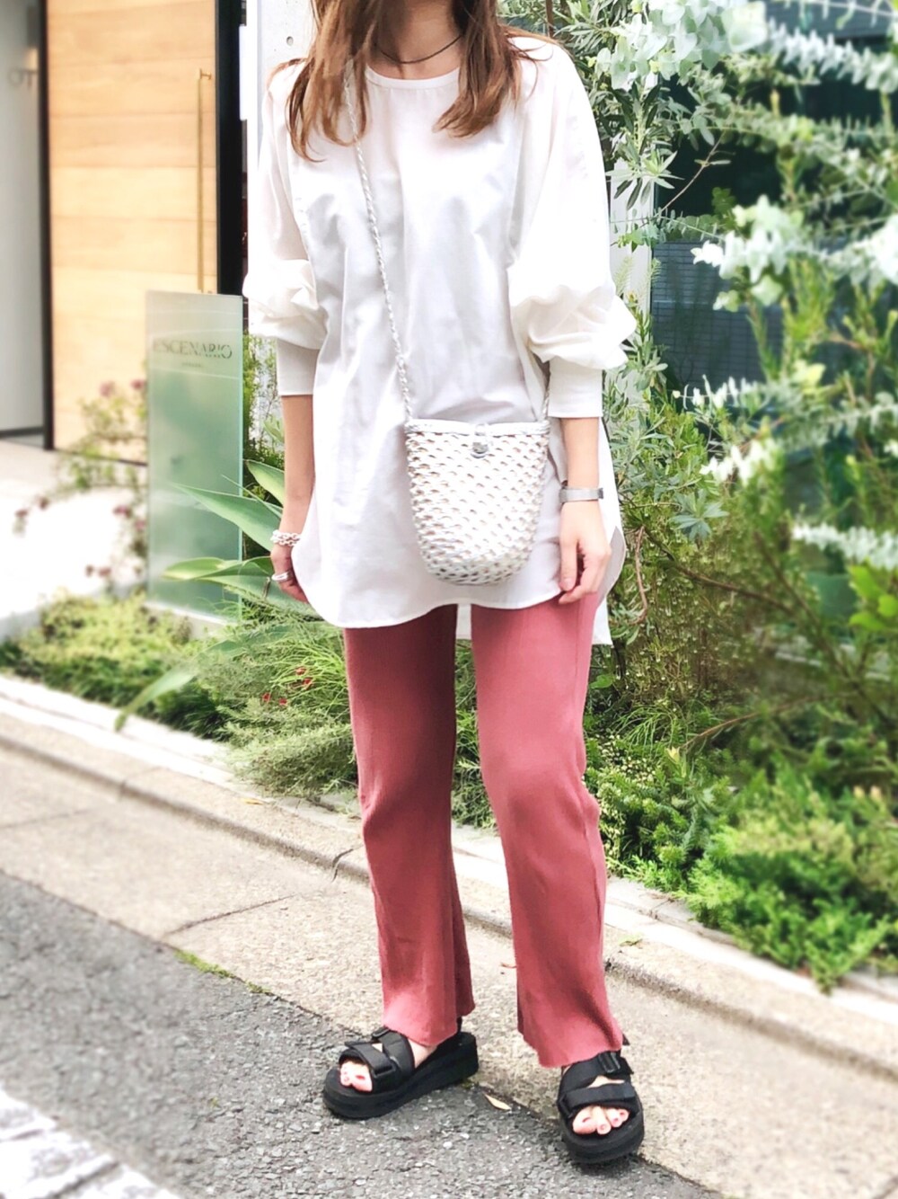 「春コーデ、休日スタイル、ゆるコーデ、白シャツ、リブパンツ、リラックススタイル、ビッグシルエット、オーバーサイズ、サンダル、フレアパンツ」｜「audrey and john wadの【Audrey and John Wad】バックボタンロングブラウス（シャツ/ブラウス、ホワイト系）」を使った、uyuさん（レディース・161cm）の春コーディネートの1枚目の写真