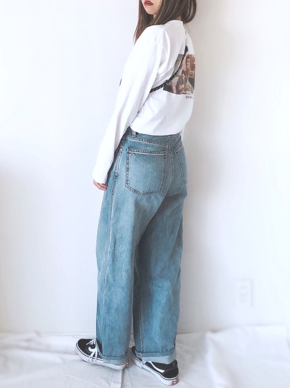 「デニムパンツ、メンズライク、プリントT、スニーカーコーデ、シンプルコーデ、サコッシュ、休日スタイル、ゆるコーデ、大人カジュアル、VANS」｜「I am I in fact...のHARRY POTTER  マグル Ｔ（Tシャツ/カットソー、ホワイト系）」を使った、uyuさん（レディース・161cm）の春コーディネートの1枚目の写真