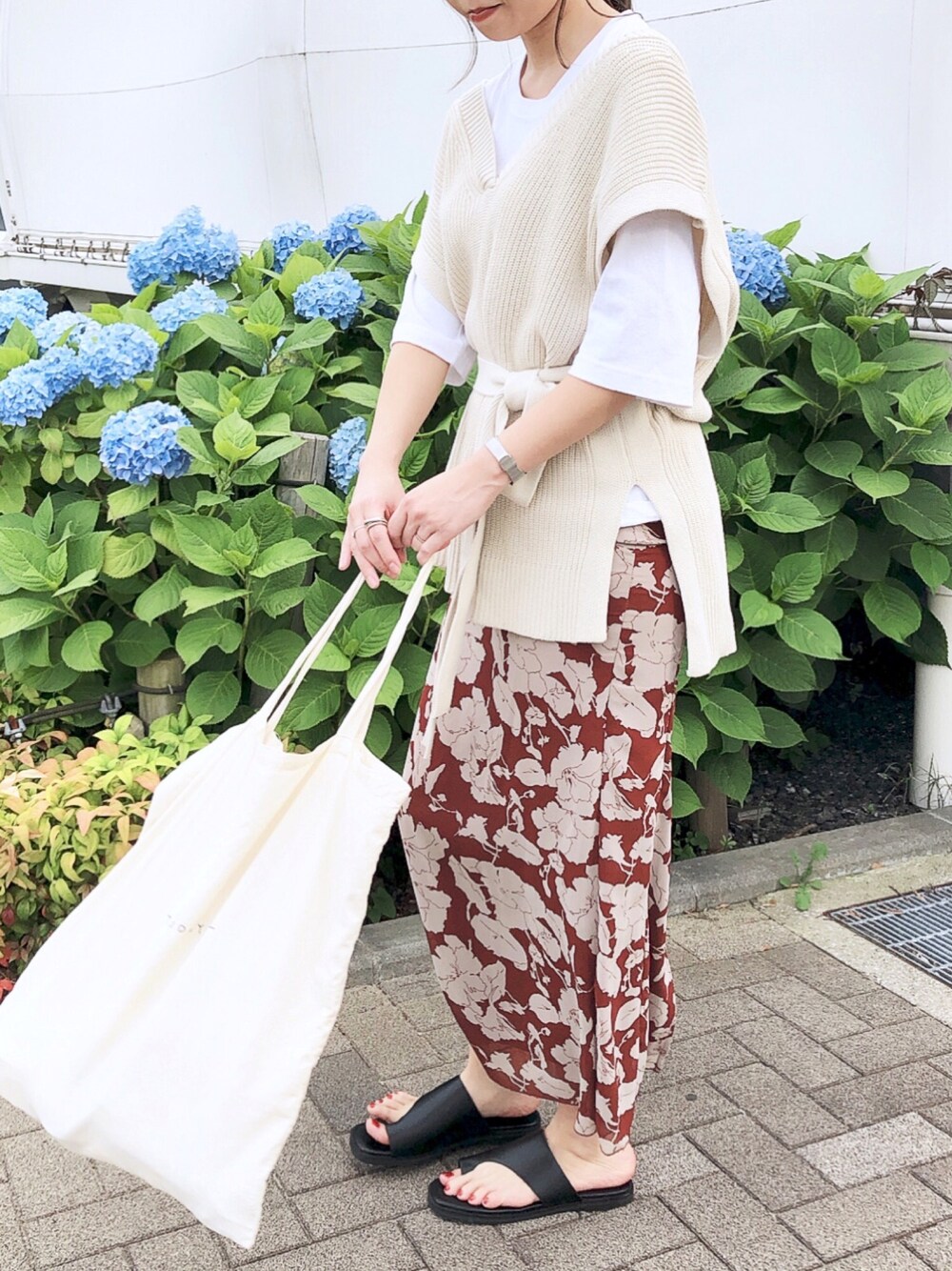 「レイヤードスタイル、ベスト、ロングスカート、ゆるコーデ、大人カジュアル、花柄スカート、トートバッグ、春夏コーデ、サンダル、fabbyfabby.」｜「UNIVERSAL OVERALLのアイテム（Tシャツ/カットソー、ホワイト系）」を使った、uyuさん（レディース・161cm）の夏コーディネートの1枚目の写真