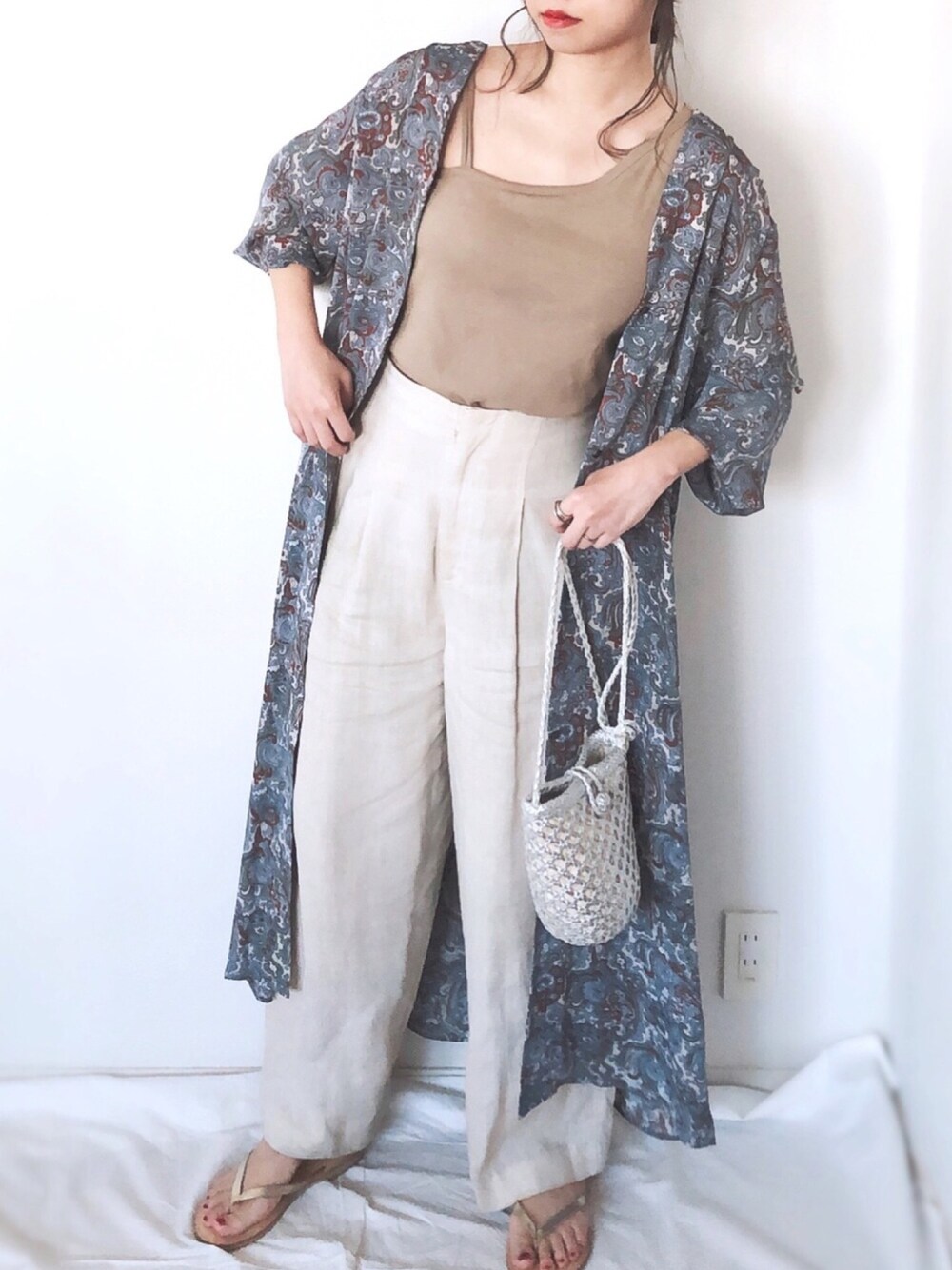 「大人カジュアル、ゆるコーデ、きれいめカジュアル、ペイズリー、ロングワンピース、レイヤードスタイル、夏コーデ、かごバッグ、リネンパンツ、ビーチサンダル」｜「TOMORROWLAND のコットンフライス アシンメトリータンクトップ（タンクトップ、ベージュ系）」を使った、uyuさん（レディース・161cm）の春コーディネートの1枚目の写真