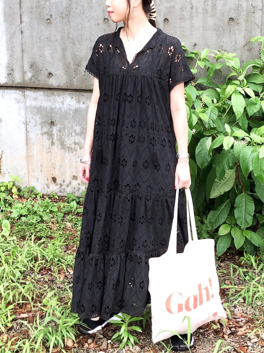 「夏コーデ、ロングワンピース、モノトーン、エアリフト、トートバッグ、休日スタイル、シンプルコーデ、エコバッグ、KOH.style、花柄ワンピース」｜「KOH.styleの総レースティアードワンピース（ワンピース、ブラック系）」を使った、uyuさん（レディース・161cm）の夏コーディネートの1枚目の写真