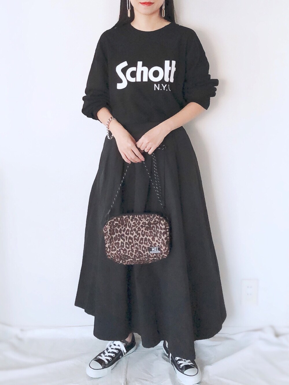 「秋コーデ、秋服準備はじめました、ワントーンコーデ、モノトーン、オールブラック、レオパード、コンバース、スニーカー、ロンT、休日スタイル」｜「schottのSchott別注ロングスリーブTee（Tシャツ/カットソー、ブラック系）」を使った、uyuさん（レディース・161cm）の秋コーディネートの1枚目の写真
