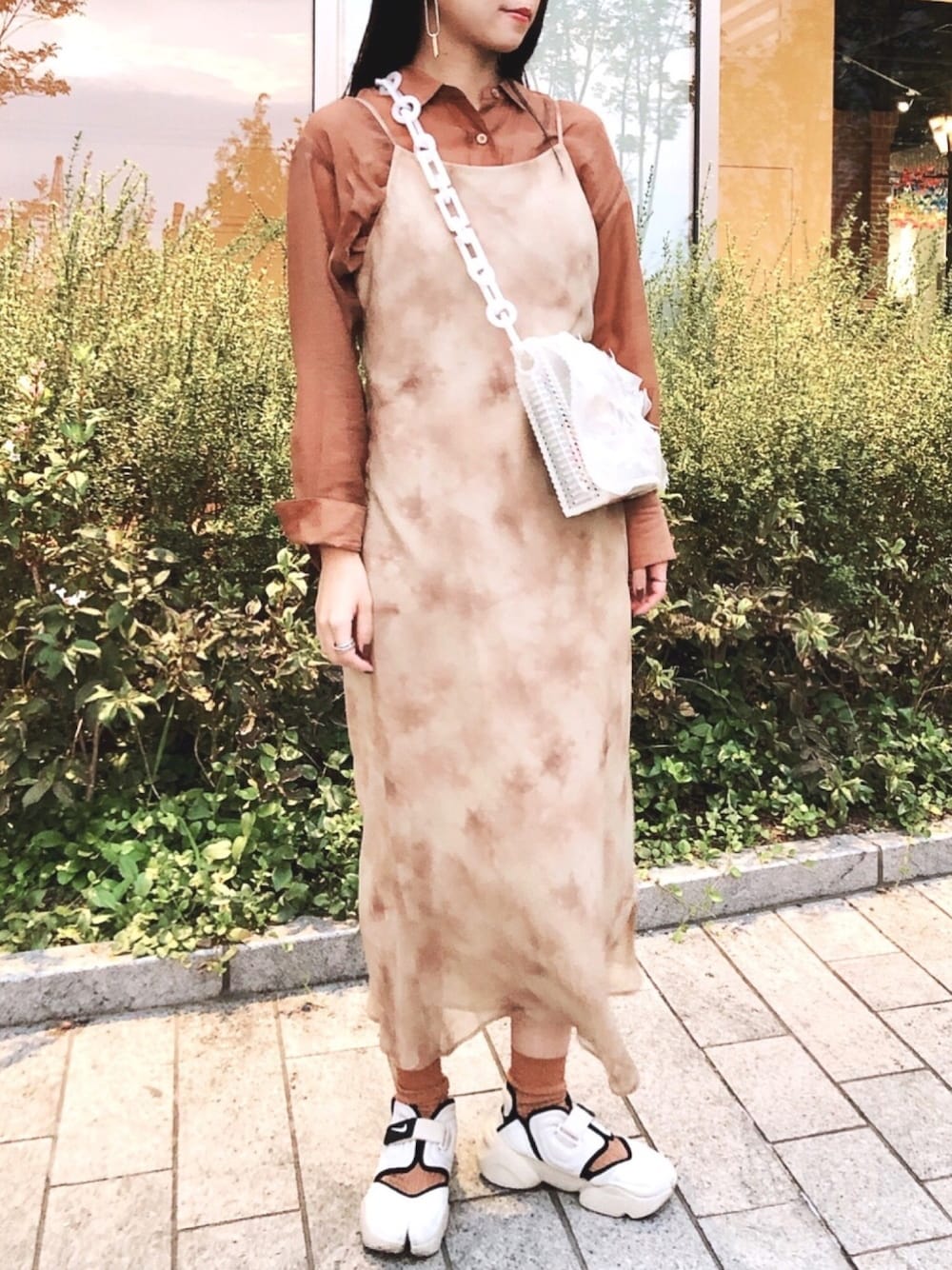 「秋のマイ旬スタイル、秋コーデ、レイヤードスタイル、ワントーンコーデ、テラコッタ、スニーカー、ロングワンピース、くすみカラー、休日スタイル、NIKE」｜「NANO universeのシアービックシルエットシャツ（シャツ/ブラウス、ブラウン系）」を使った、uyuさん（レディース・161cm）の秋コーディネートの1枚目の写真
