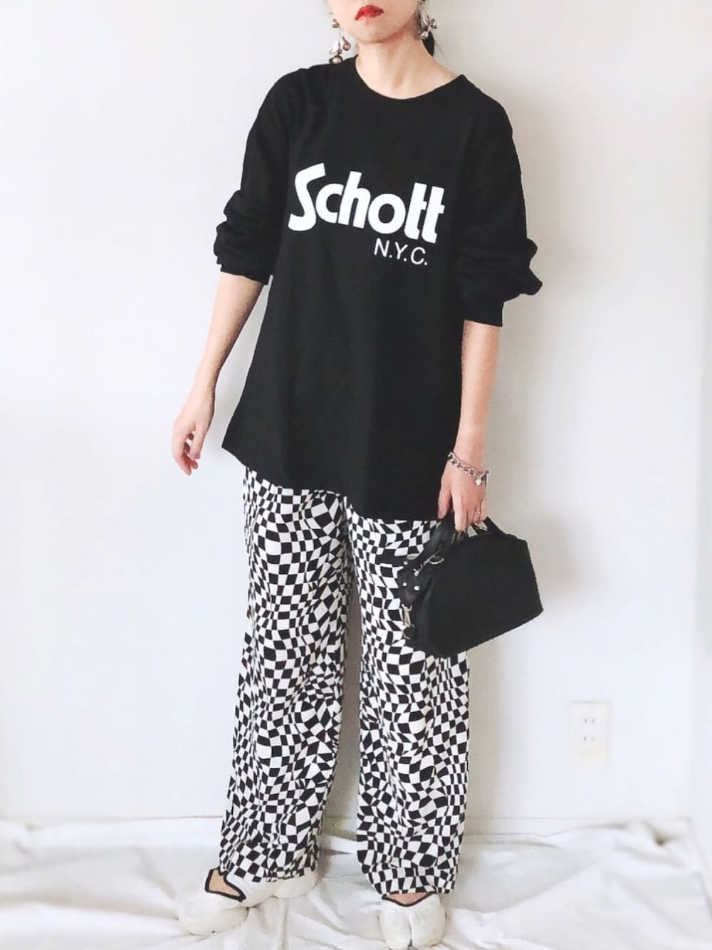 「秋コーデ、モノトーン、メンズライク、チェッカーフラッグ、ビッグシルエット、ストリート、モード、オールブラック、スニーカーコーデ、NIKE」｜「schottのSchott別注ロングスリーブTee（Tシャツ/カットソー、ブラック系）」を使った、uyuさん（レディース・161cm）の秋コーディネートの1枚目の写真