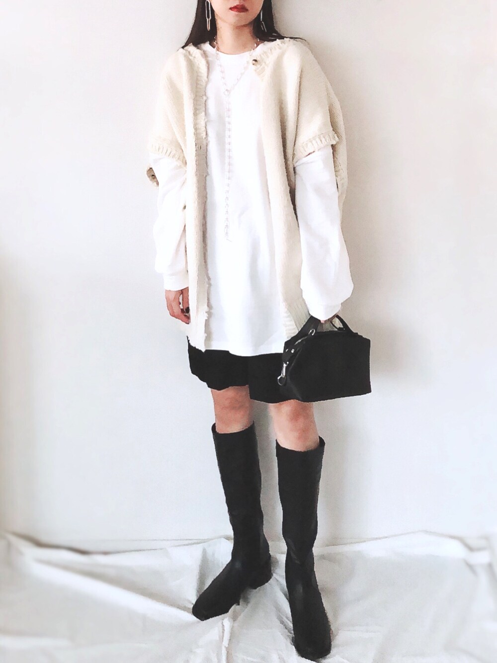 「レザーLOVEスナップ、秋コーデ、ブーツ、レイヤードスタイル、ロングブーツ、ゆるコーデ、モード、モノトーン、fabbyfabby.、ビッグシルエット」｜「recaの超ビッグシルエットスウェットカットソー（スウェット、ホワイト系）」を使った、uyuさん（レディース・161cm）の秋コーディネートの1枚目の写真