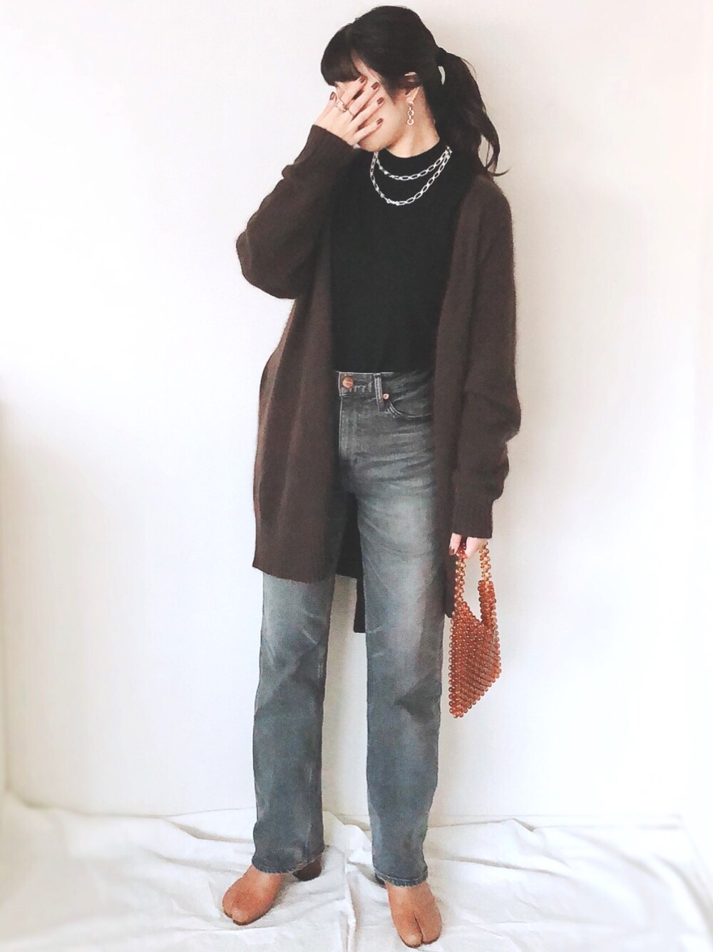 「年末WEAR感謝祭、オトナカジュアル、シンプルコーデ、足袋ブーツ、休日スタイル、カーディガン、ブラウンコーデ、ハイネック、ブーツ、きれいめカジュアル」｜「audrey and john wadのキャッシュウール/エクストラファインウール ハイネックニットプルオーバー（ニット/セーター、ブラック系）」を使った、uyuさん（レディース・161cm）の冬コーディネートの1枚目の写真