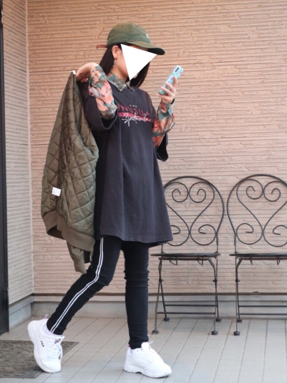 「秋のコーデ、秋コーデ、ストリート、スニーカー、ootd、ブラック、Tシャツ、ZARA、カジュアルコーデ、カジュアル」｜「FILAのＦＩＬＡスニーカー（スニーカー、ホワイト系）」を使った、ユカリさん（レディース・154cm）の秋コーディネートの1枚目の写真