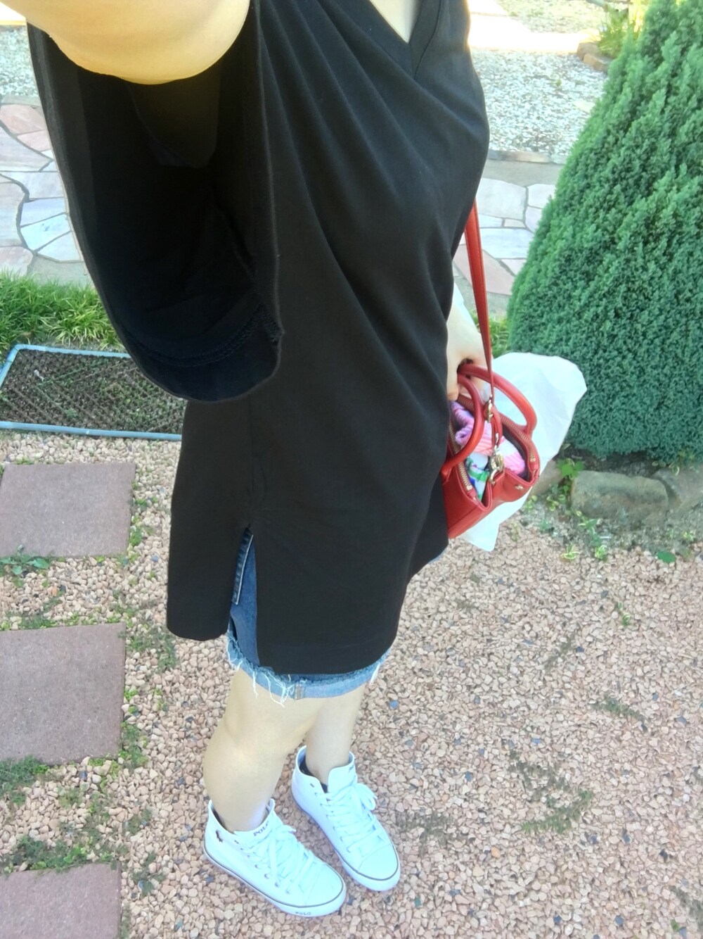 ブラック系のTシャツ/カットソー、ブルー系のデニムパンツ、ホワイト系のスニーカーを着用したレディースの夏コーディネートの1枚目の写真