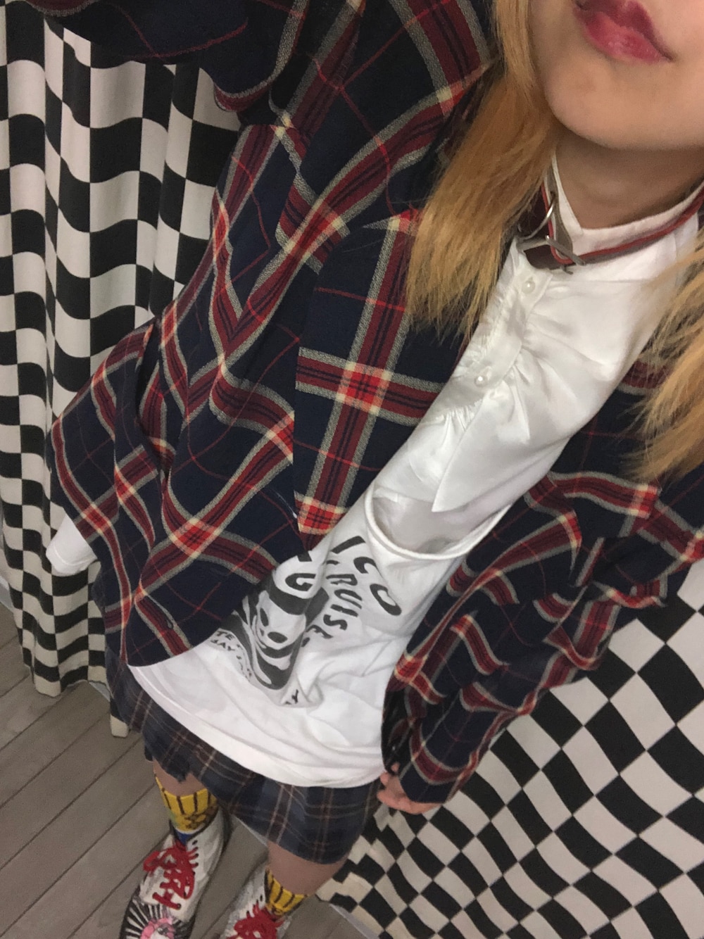 「古着、古着MIX、パンク、タータンチェック、タータンチェックスカート、ジャケット、Dr.Martens」｜「古着のアイテム（テーラードジャケット、ブラック系）」を使った、まゆさん（レディース・155cm）の春コーディネートの1枚目の写真