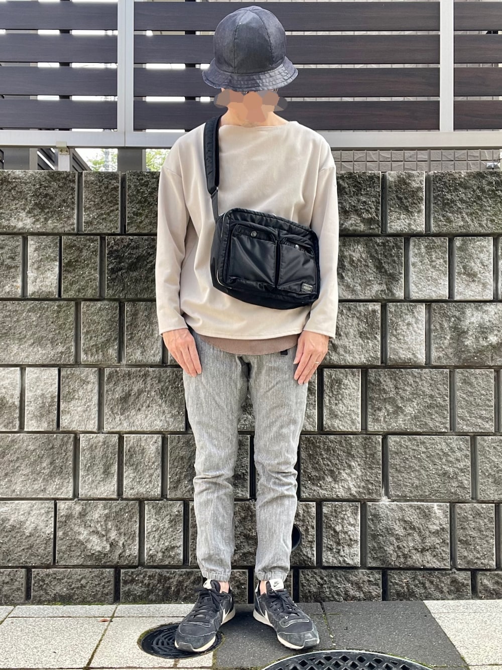 「休日コーデ、レイヤードスタイル、くすみカラー、PORTER、シンプルスタイル、NIKE、タンカー、ハット、スニーカー」｜「TROVEのアイテム（ハット、ブルー系）」を使った、tonakasさん（メンズ・165cm）の春コーディネートの1枚目の写真