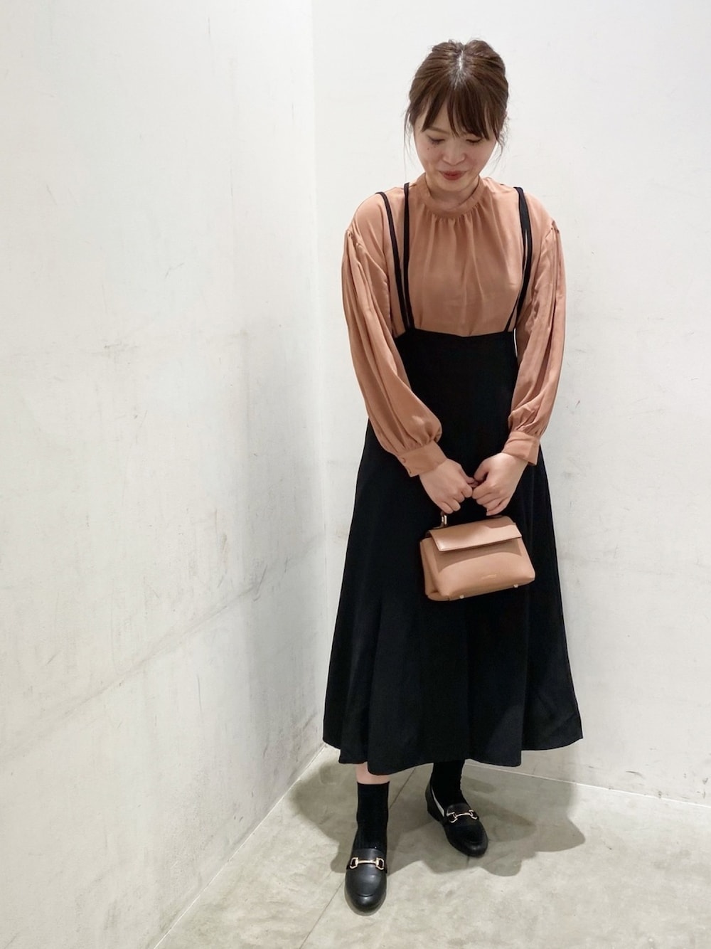 「秋コーデ、ラクチンコーデ、ブラック」｜「earth music&ecologyのSET2点キャミワンピース+ブラウス ＊（ワンピース、ブラック系）」を使った、マナさん（レディース・161cm）の秋コーディネートの1枚目の写真