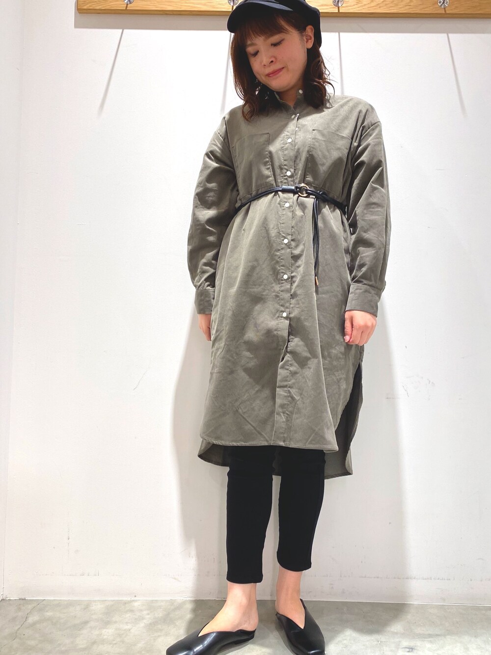 パープル系のワンピース、ブラック系のその他パンツ、その他のその他を着用したレディースの秋コーディネートの1枚目の写真