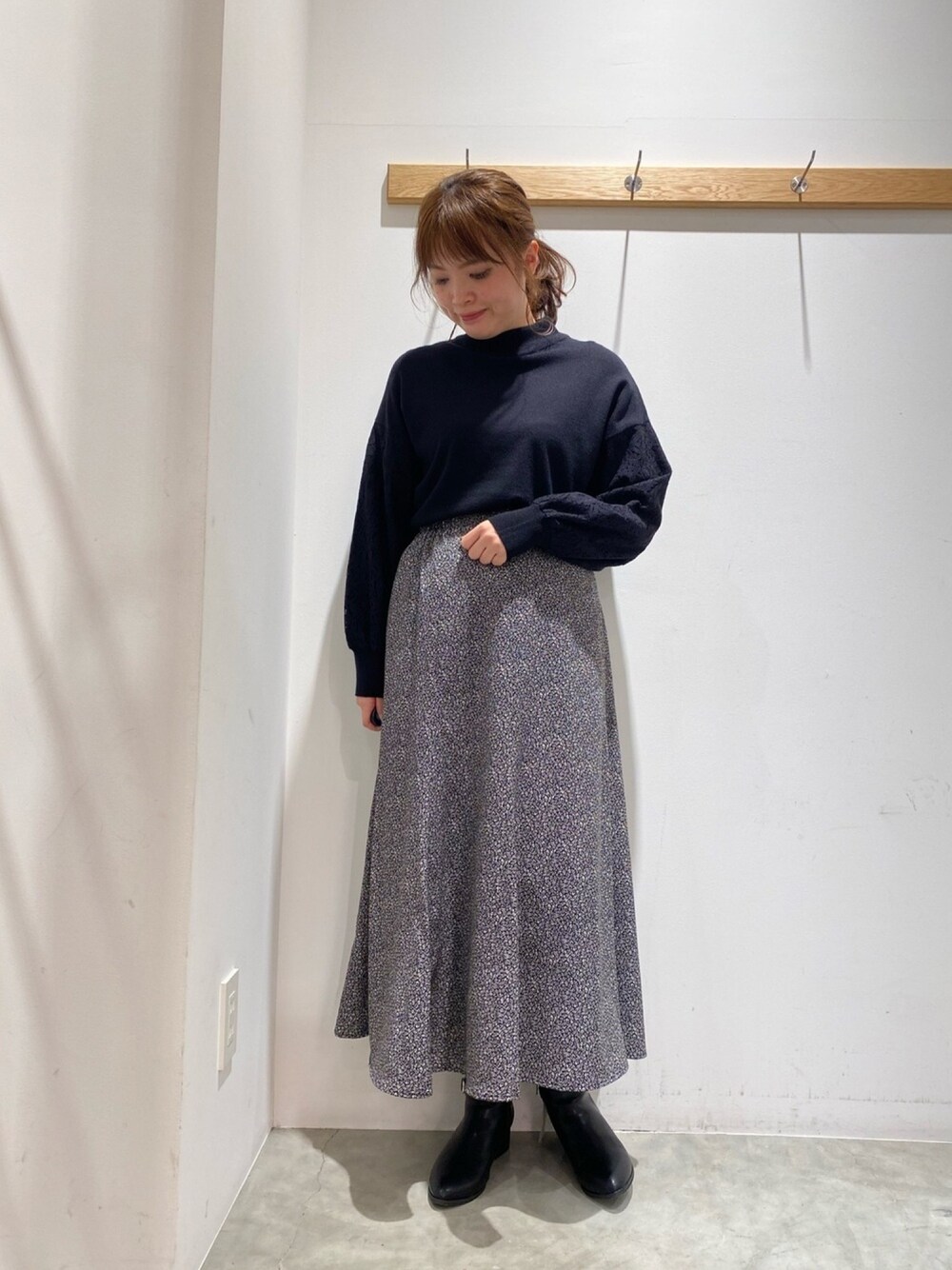 「シンプル、ブラックコーデ、earth music&ecology、おしゃれさんと繋がりたい、冬コーデ、大人ガーリー」｜「earth music&ecologyのレーススリーブニットプルオーバー　＊（ニット/セーター、ブラック系）」を使った、マナさん（レディース・161cm）の冬コーディネートの1枚目の写真