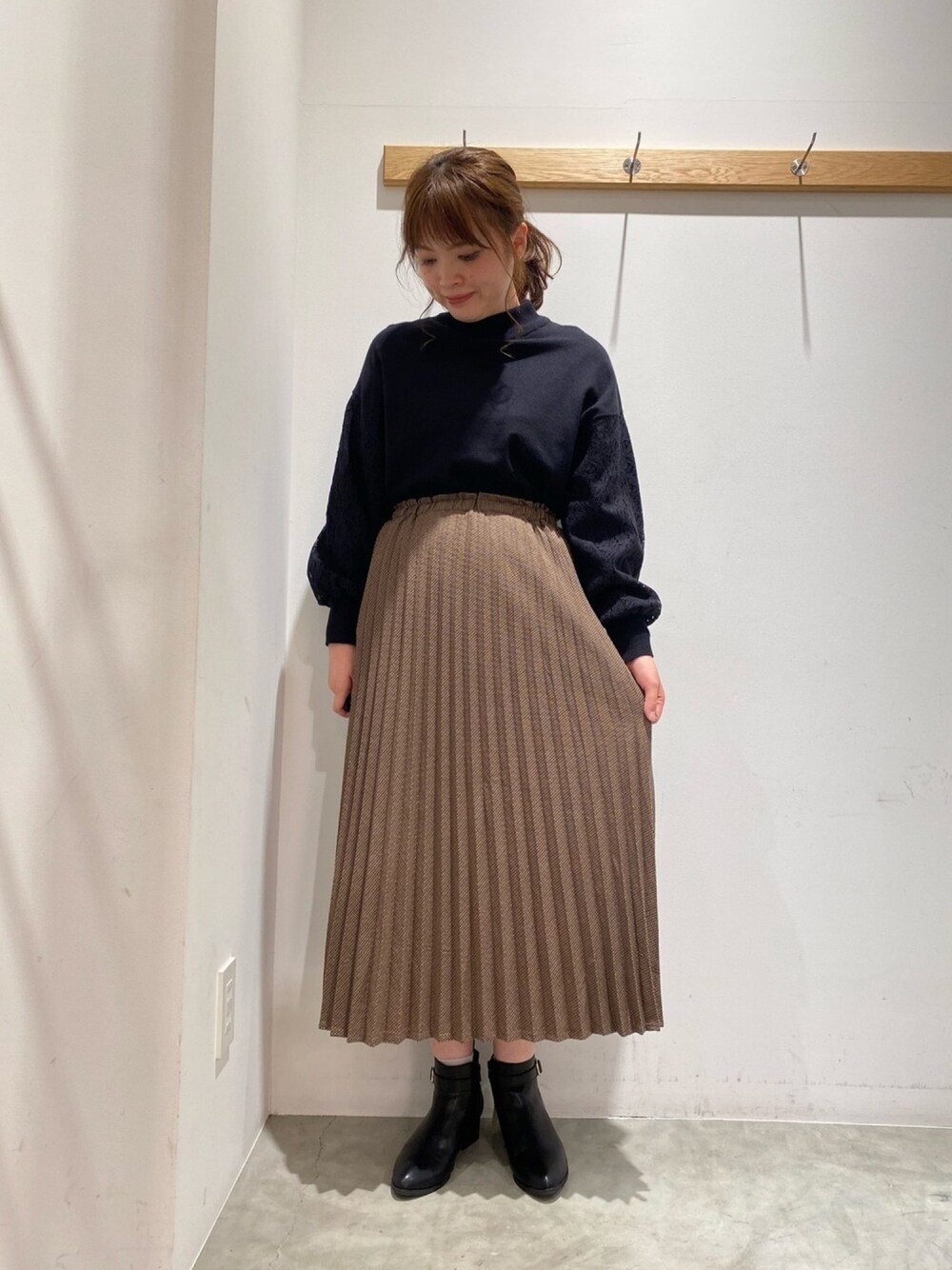 「earth music&ecology、今日のコーデ、オトナ女子、チェックスカート、袖レース」｜「earth music&ecologyのレーススリーブニットプルオーバー　＊（ニット/セーター、ブラック系）」を使った、マナさん（レディース・161cm）の冬コーディネートの1枚目の写真