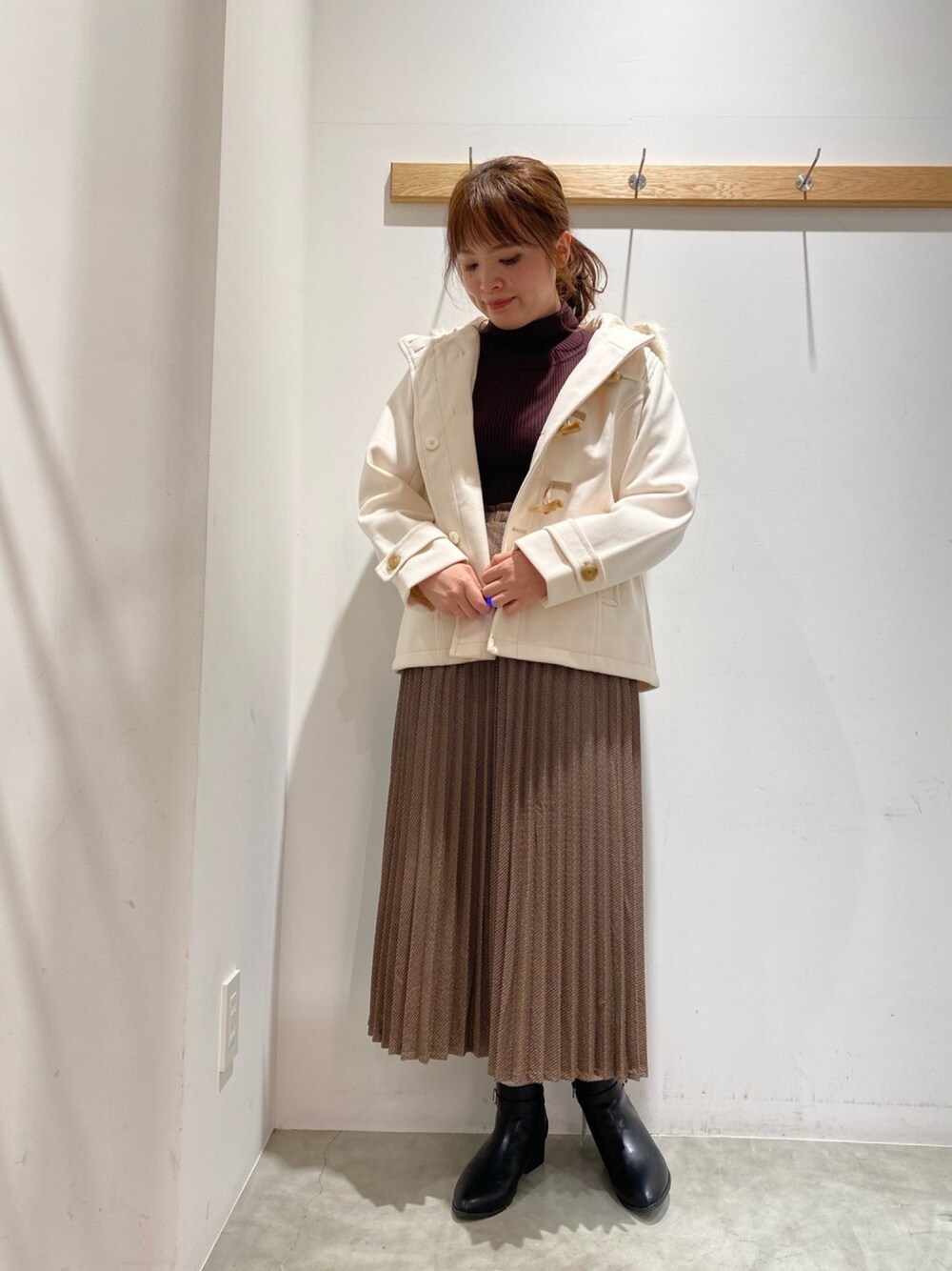 「earth music&ecology、アウター、ダッフルコート、今日のコーデ、チェックスカート、着回しコーデ、キレイめ」｜「earth music&ecologyのショートダッフルコート　＊（ダッフルコート、ホワイト系）」を使った、マナさん（レディース・161cm）の冬コーディネートの1枚目の写真