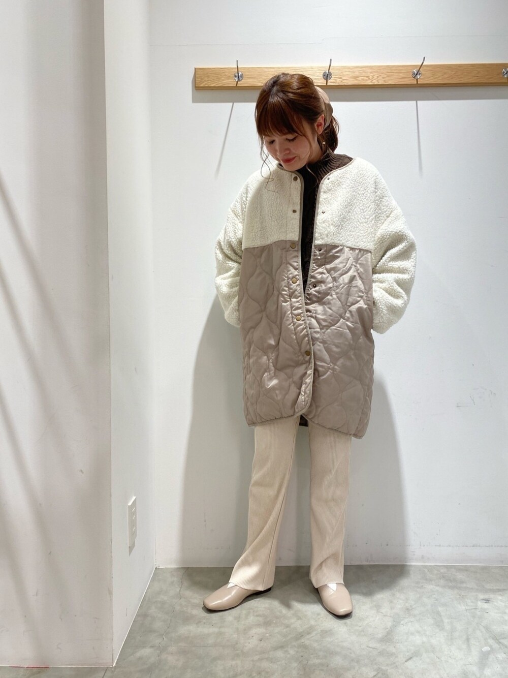 「earth music&ecology、冬コーデ、アウター、ボア、キルティング、シンプル、リブパンツ」｜「earth music&ecologyのボア＆キルティングコート  ＊（その他アウター、ホワイト系）」を使った、マナさん（レディース・161cm）の冬コーディネートの1枚目の写真