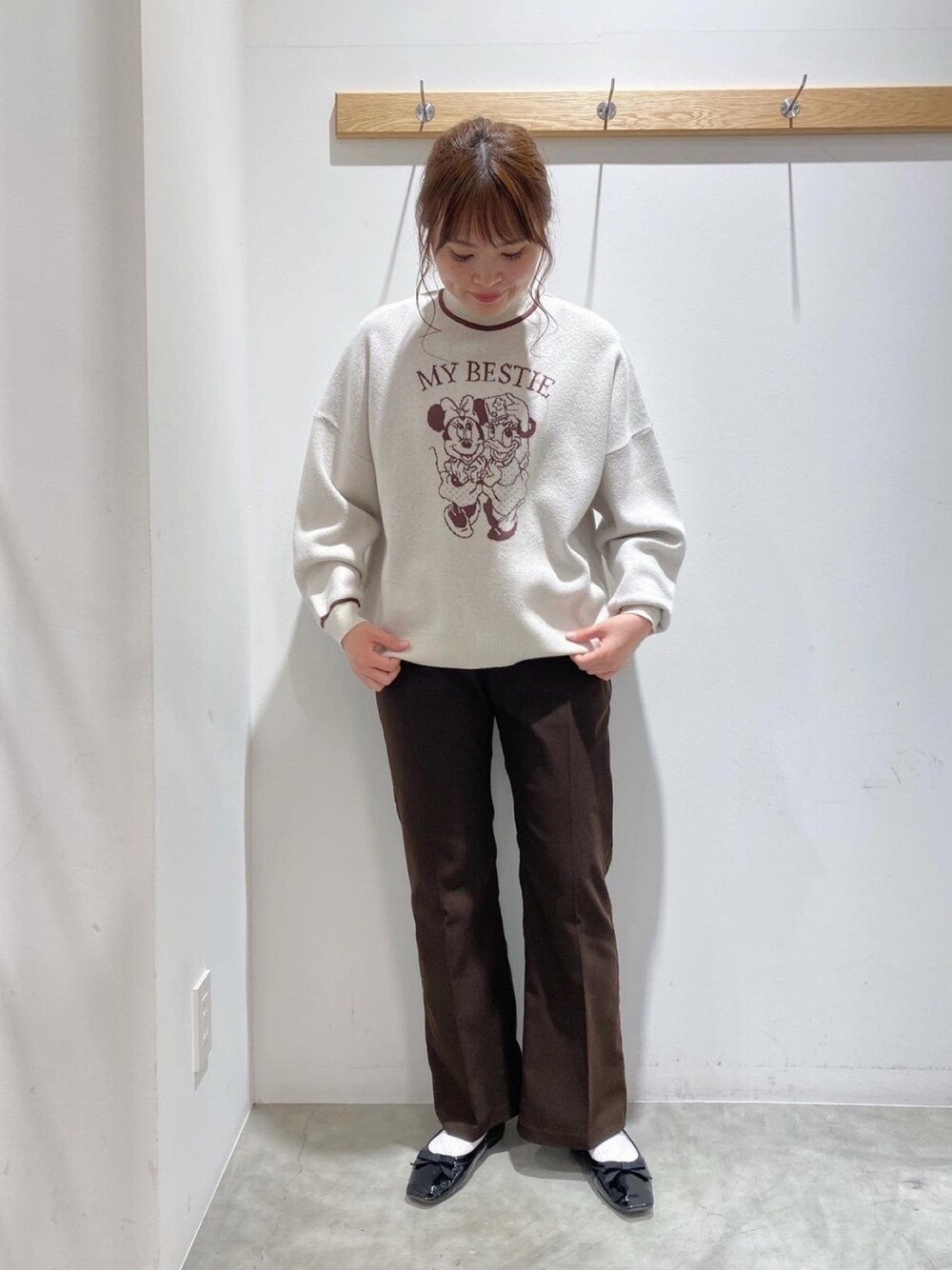 「earth music&ecology、Areeam、ディズニーコーデ、ミニー、デイジー、リンクコーデ、おそろいコーデ、冬コーデ」｜「Areeamのアイテム（ニット/セーター、ホワイト系）」を使った、マナさん（レディース・161cm）の冬コーディネートの1枚目の写真