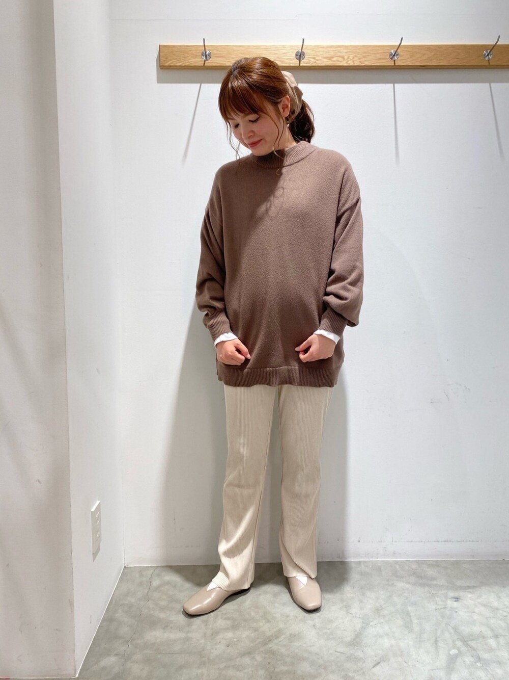 「earth music&ecology、ニット、ブラウン、プリーツパンツ、ブラウンコーデ、シンプル」｜「earth music&ecologyのバックレースアップニットチュニック　＊（ニット/セーター、ブラウン系）」を使った、マナさん（レディース・161cm）の冬コーディネートの1枚目の写真