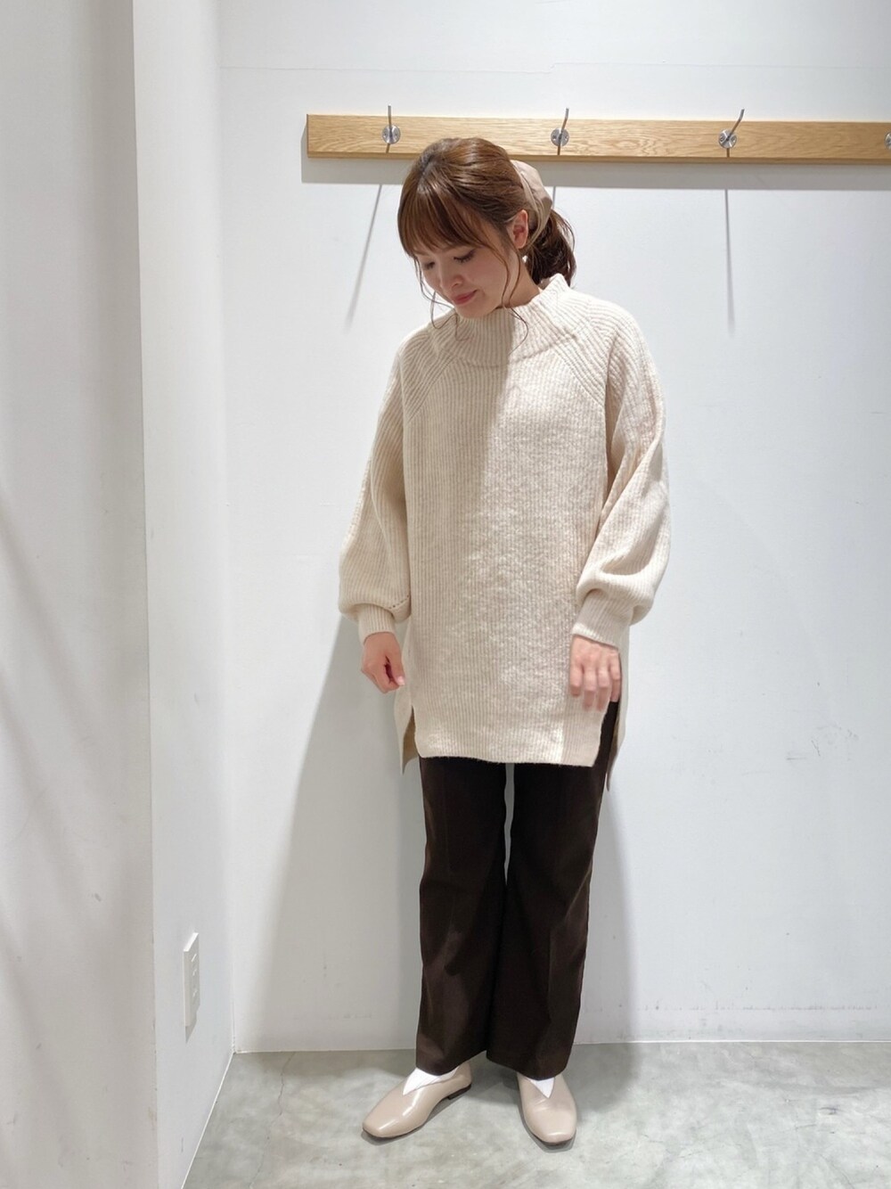 「earth music&ecology、チュニック、ふわふわニット、ストレートパンツ、シンプル、ブラウン」｜「earth music&ecologyのふわふわニットチュニック　＊（ニット/セーター、ホワイト系）」を使った、マナさん（レディース・161cm）の冬コーディネートの1枚目の写真