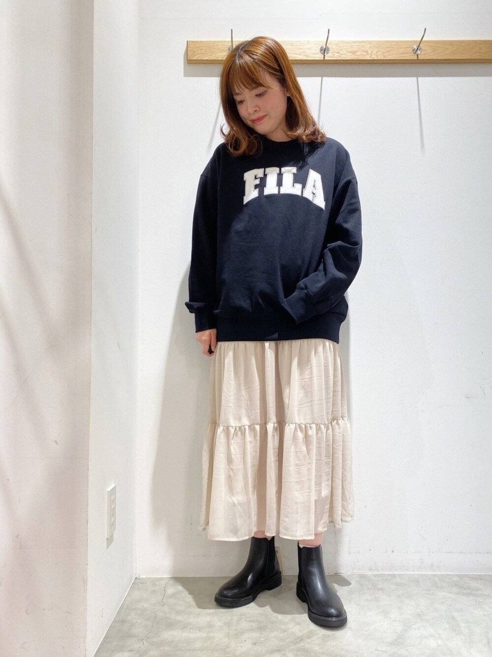 「earth music&ecology、FILA、BTS、韓国ファッション、カジュアルガーリー、ティアードスカート、オーバーサイズ、シンプル、ブーツ」｜「FILAのアイテム（パーカー、ブラック系）」を使った、マナさん（レディース・161cm）の冬コーディネートの1枚目の写真