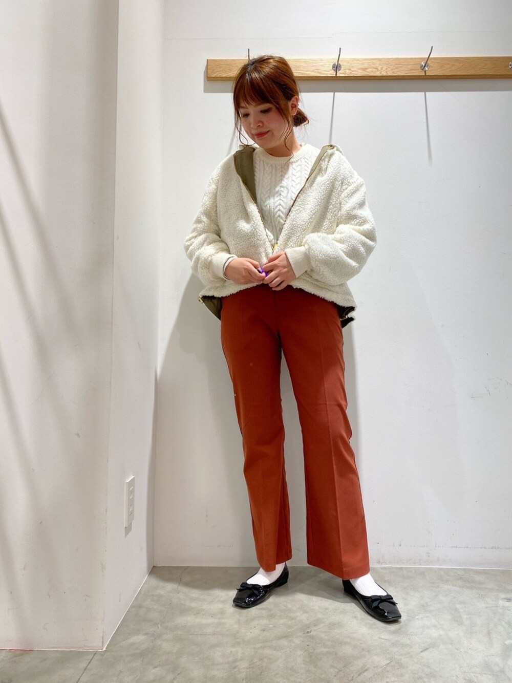 「earth music&ecology、ボアジャケット、アウター、冬コーデ、フレアパンツ、カラーパンツ、ケーブルニット、大人カジュアル、パンツスタイル、センタープレス」｜「earth music&ecologyの6wayボアブルゾン　＊（ブルゾン、ホワイト系）」を使った、マナさん（レディース・161cm）の冬コーディネートの1枚目の写真