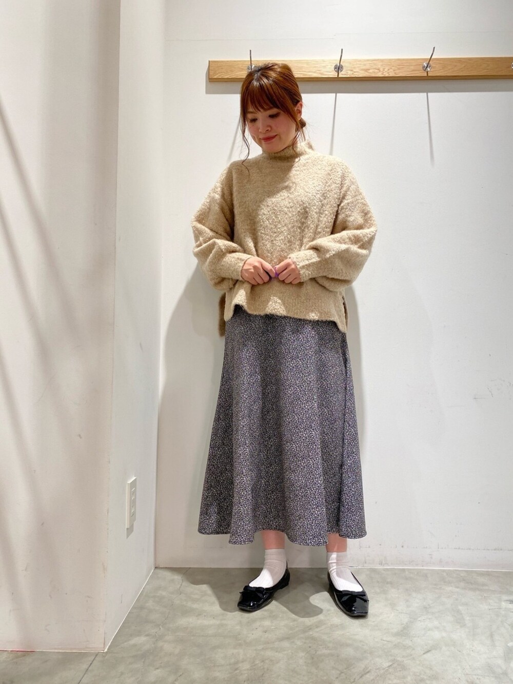 「earth music&ecology、花柄スカート、フレアスカート、ふわふわ、もこもこ、花柄、ベージュ、冬コーデ、シンプル」｜「earth music&ecologyのブークレヤーンニットプルオーバー ＊（ニット/セーター、ベージュ系）」を使った、マナさん（レディース・161cm）の冬コーディネートの1枚目の写真