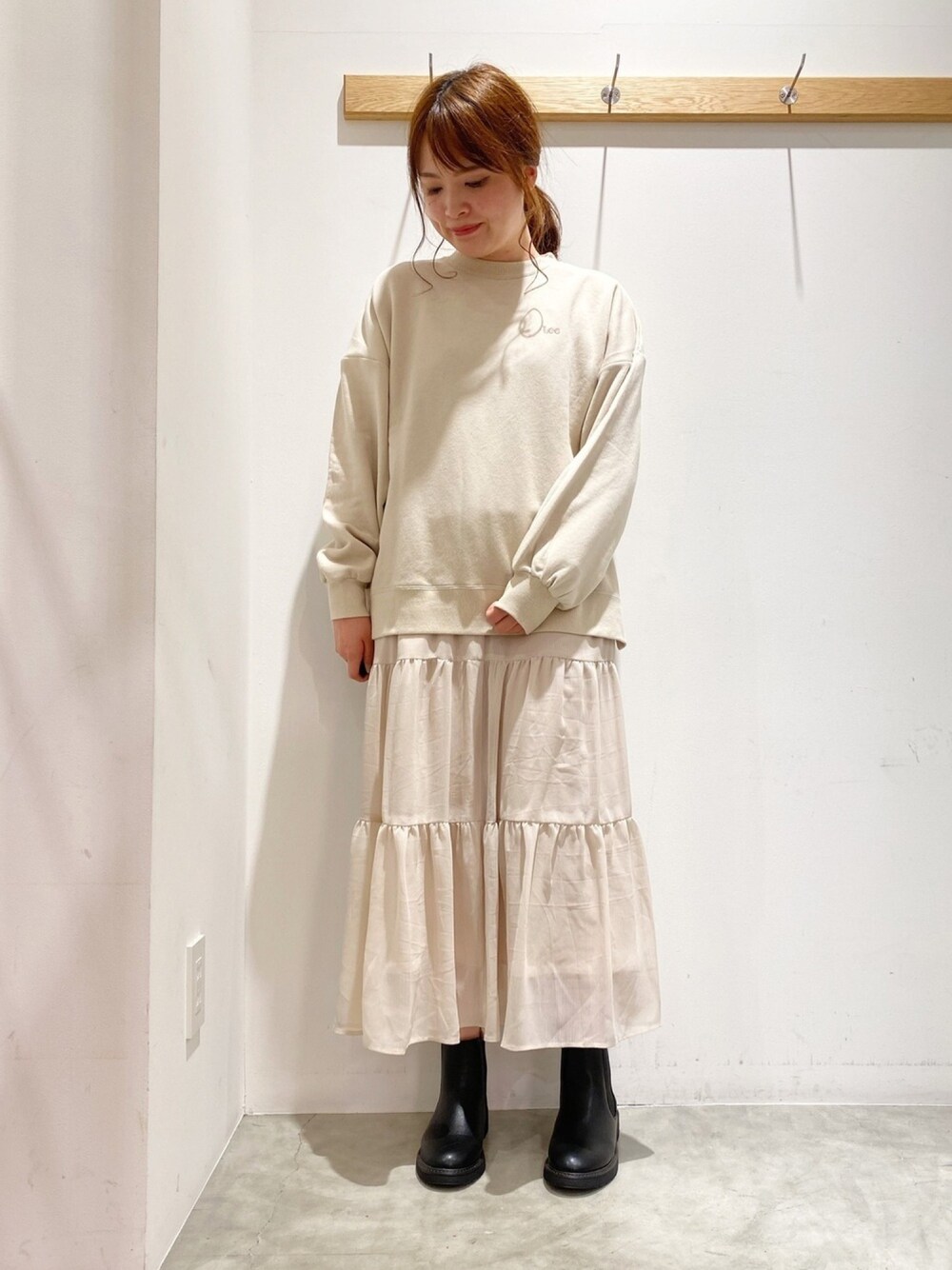 「earth music&ecology、LEE、スウェット、ベージュ、ワントーンコーデ、ティアードスカート、大人ガーリー、大人かわいい、ブーツ、サイドゴアブーツ」｜「LeeのLee×earth スリット入りスウェットプルオーバー　＊（スウェット、ベージュ系）」を使った、マナさん（レディース・161cm）の冬コーディネートの1枚目の写真