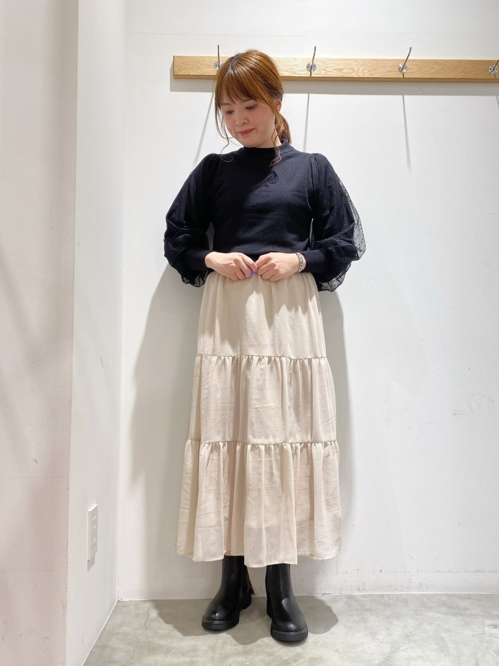 「earth music&ecology、袖チュール、ブラック、モノトーン、大人ガーリー、ティアードスカート、キレイめ、ブーツ、サイドゴアブーツ、シンプル」｜「earth music&ecologyのドットチュール袖ニットプルオーバー　＊（ニット/セーター、ブラック系）」を使った、マナさん（レディース・161cm）の冬コーディネートの1枚目の写真