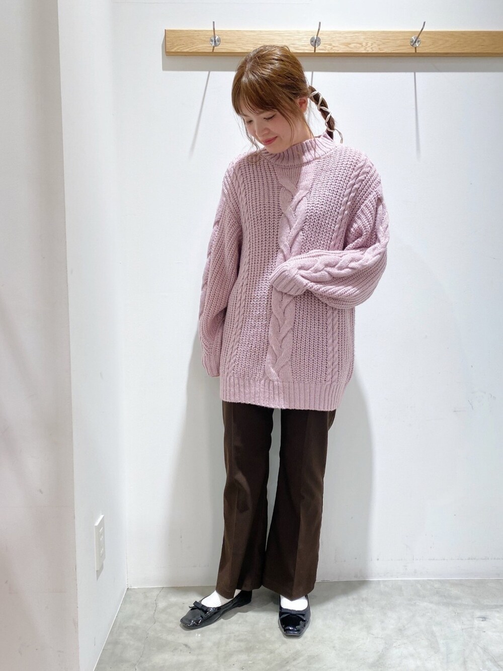 「earth music&ecology、大人ガーリー、ケーブルニット、チュニック、ピンク、ストレートパンツ、フレアパンツ、ブラウン、冬コーデ、シンプルコーデ」｜「earth music&ecologyのラメふわニットチュニック　＊（ニット/セーター、ピンク系）」を使った、マナさん（レディース・161cm）の冬コーディネートの1枚目の写真