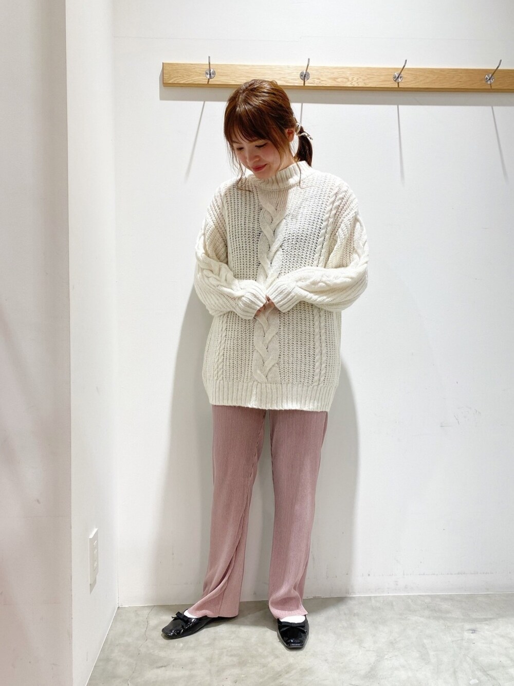 「earth music&ecology、シンプルコーデ、大人かわいい、ケーブルニット、チュニック、白ニット、サテンパンツ、ピンク」｜「earth music&ecologyのラメふわニットチュニック　＊（ニット/セーター、ホワイト系）」を使った、マナさん（レディース・161cm）の冬コーディネートの1枚目の写真