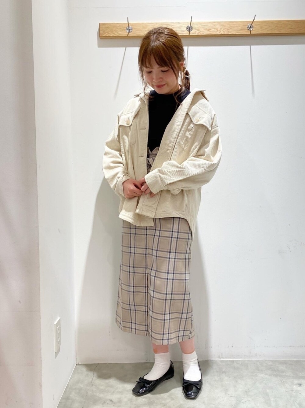 「earth music&ecology、CPOジャケット、チェックスカート、ナロースカート、冬コーデ、梅春、大人かわいい」｜「earth music&ecologyのコーデュロイCPOシャツ　＊（シャツ/ブラウス、ホワイト系）」を使った、マナさん（レディース・161cm）の冬コーディネートの1枚目の写真