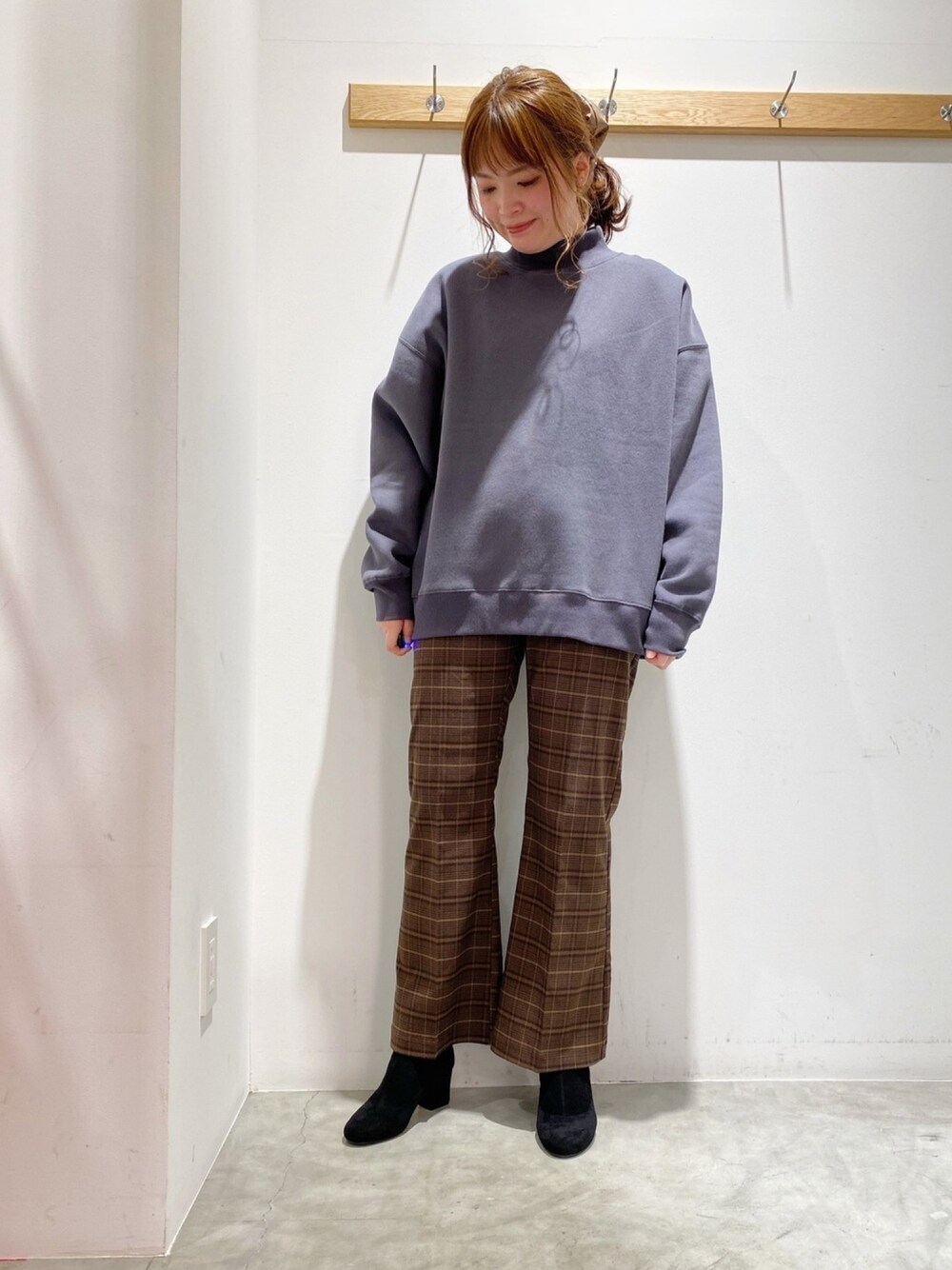 「earth music&ecology、冬コーデ、スウェット、フレアパンツ、ストレートパンツ、冬のチェック祭り、シンプルコーデ、チェックパンツ」｜「earth music&ecologyの両面起毛ハイネックプルオーバー　＊（Tシャツ/カットソー、グレー系）」を使った、マナさん（レディース・161cm）の冬コーディネートの1枚目の写真