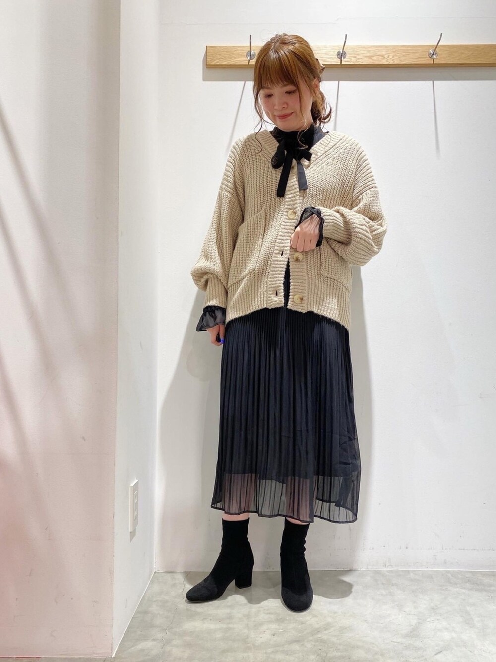 「earth music&ecology、冬コーデ、キレイめ、ワンピース、おでかけ、オトナ女子、プリーツワンピース、ベージュ、クリスマス」｜「earth music&ecologyの2WAYリボン消しプリーツワンピース　＊（ワンピース、ブラック系）」を使った、マナさん（レディース・161cm）の冬コーディネートの1枚目の写真