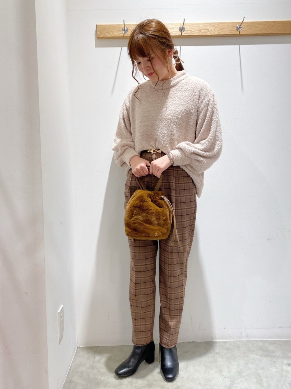 「earth music&ecology、冬コーデ、チェックパンツ、テーパードパンツ、ふわふわニット、ワントーンコーデ、きれいめカジュアル、ベージュコーデ」｜「earth music&ecologyのフェザーヤーンニットプルオーバー　＊（ニット/セーター、ベージュ系）」を使った、マナさん（レディース・161cm）の冬コーディネートの1枚目の写真