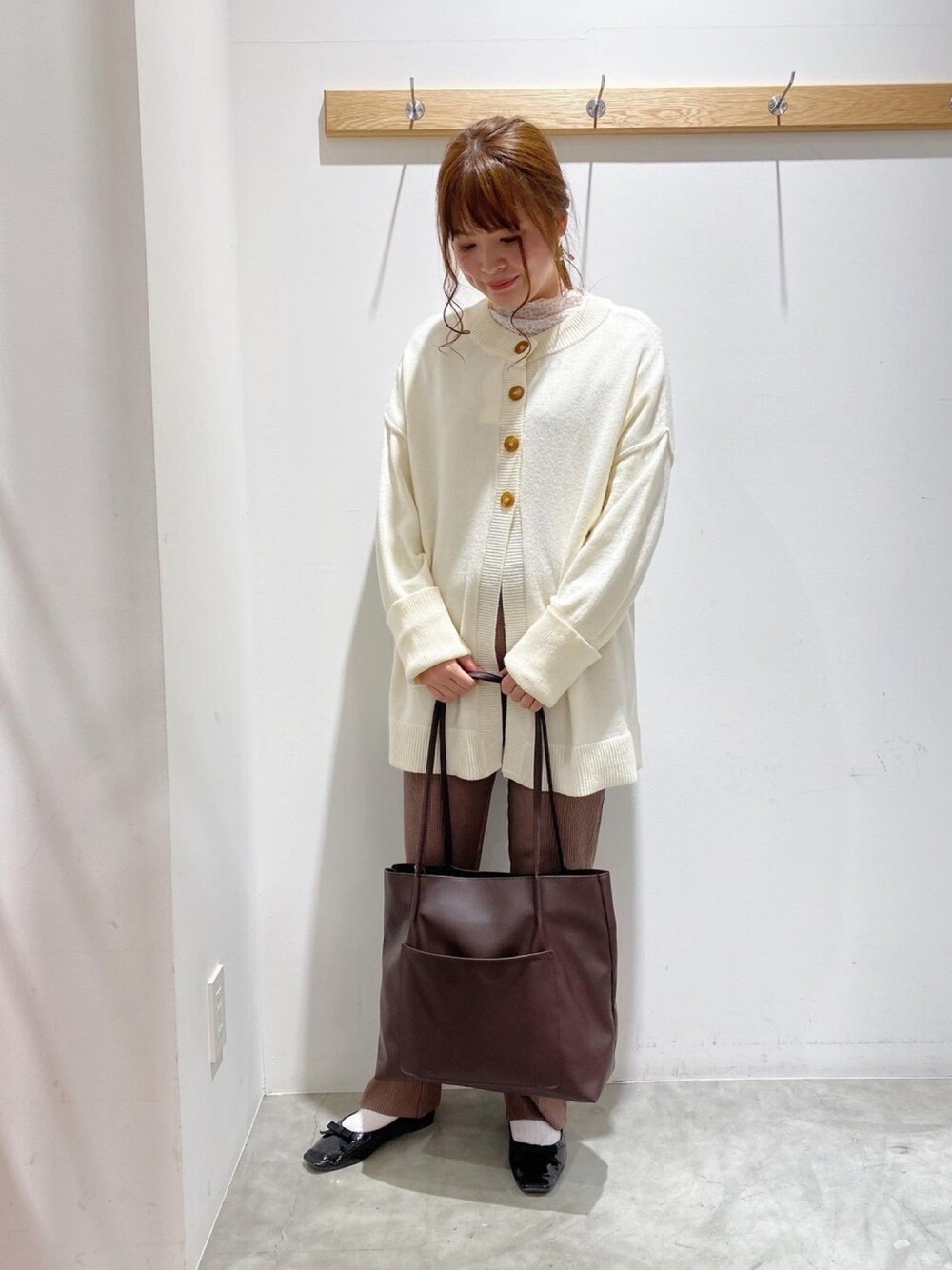 「ゆるコーデ、シンプルコーデ、earth music&ecology、ラフコーデ、マルチウェイ、リブパンツ、ニットコーデ、大人かわいい」｜「earth music&ecologyの3WAYニットチュニック ＊（ニット/セーター、ホワイト系）」を使った、マナさん（レディース・161cm）の冬コーディネートの1枚目の写真